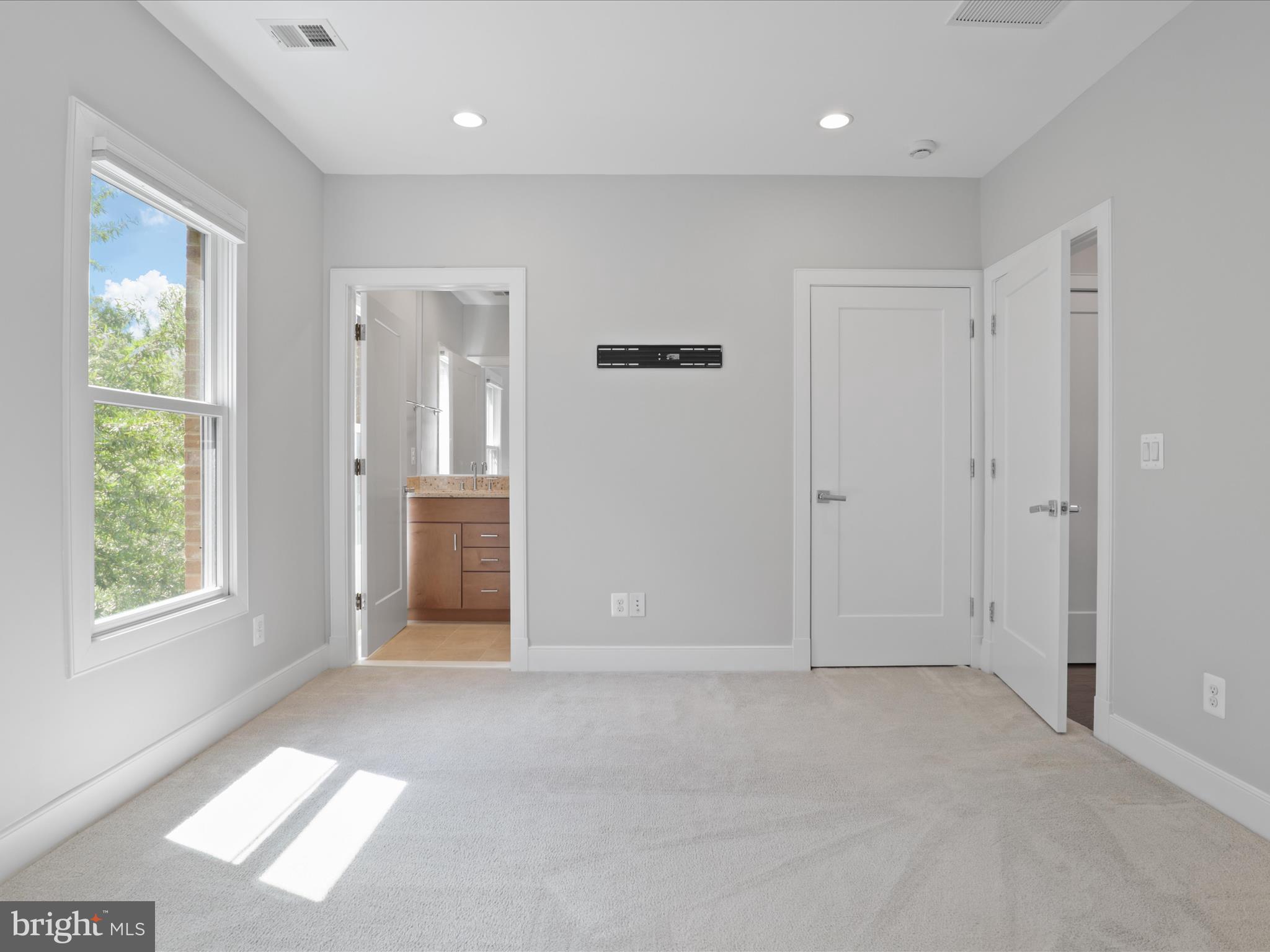 ROSSLYN - Residential Lease