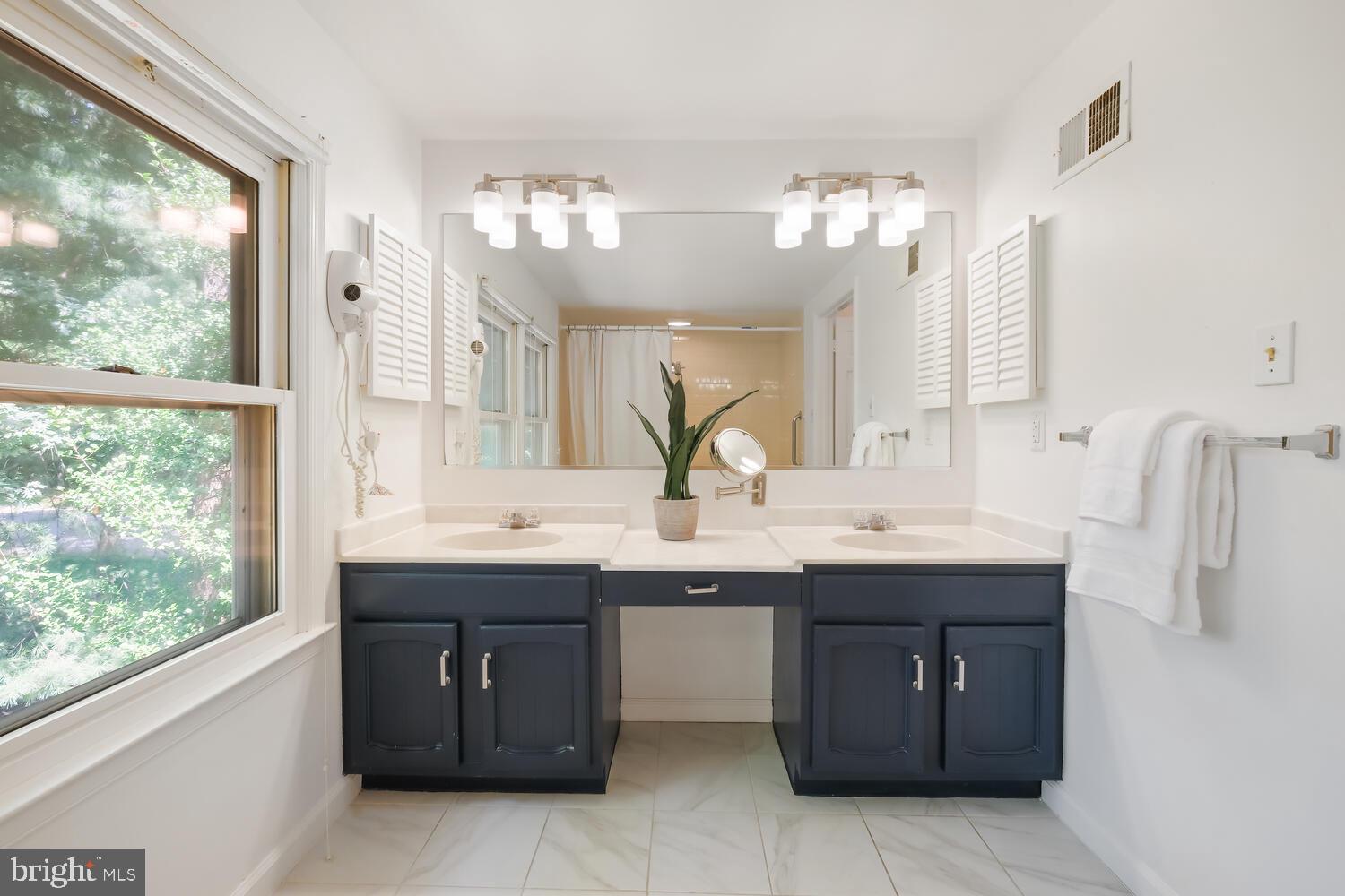 HOLLYOAK - Residential