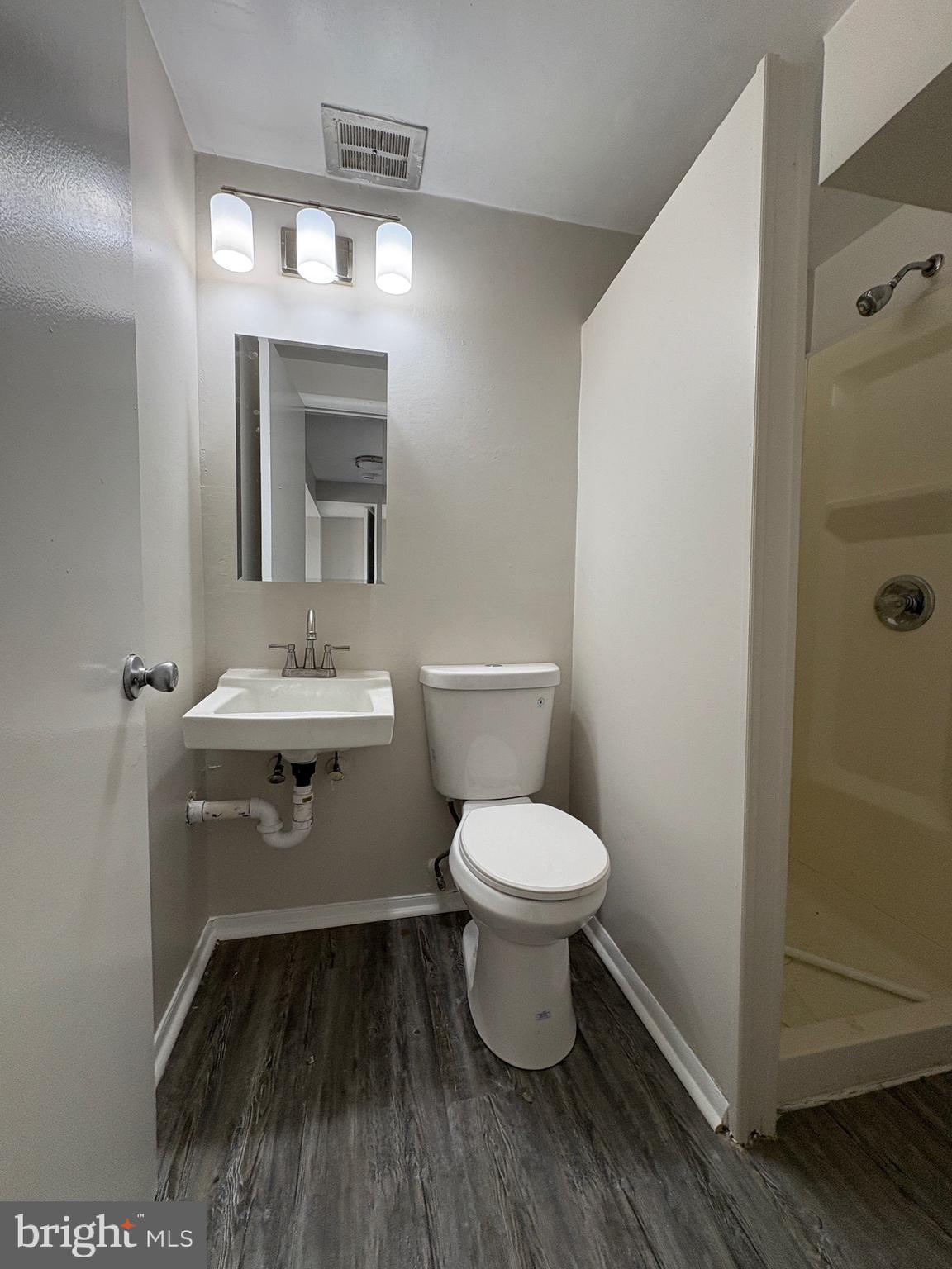 VILLAGE OF OAKLAND MILLS - Residential Lease