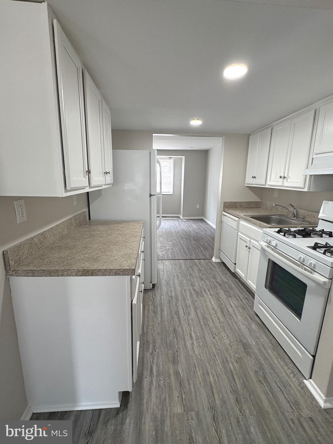 VILLAGE OF OAKLAND MILLS - Residential Lease