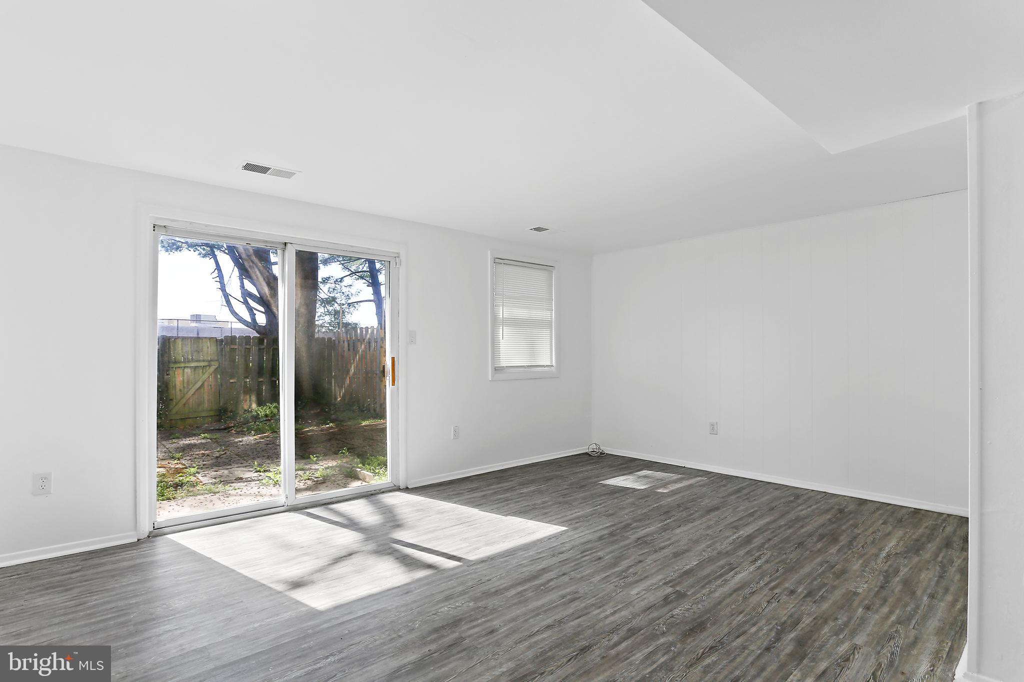 VILLAGE OF OAKLAND MILLS - Residential Lease