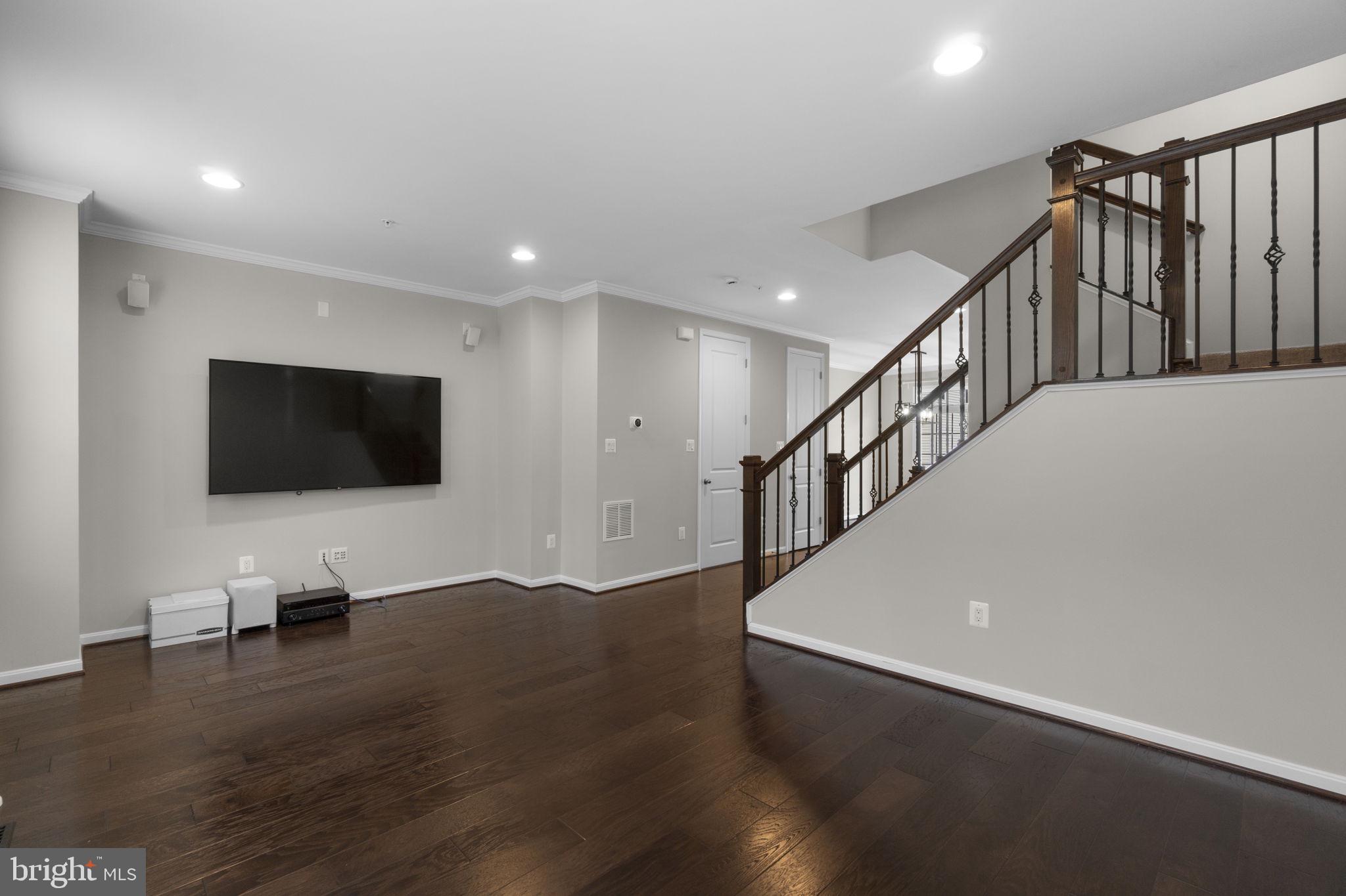 ELKRIDGE CROSSING - Residential