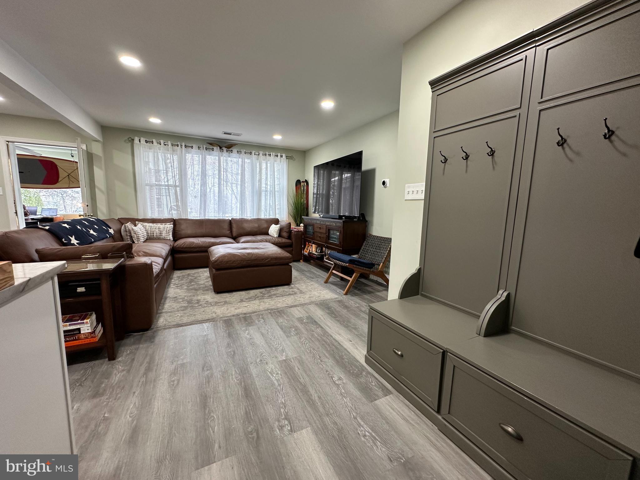 6305 HILLVIEW AVENUE