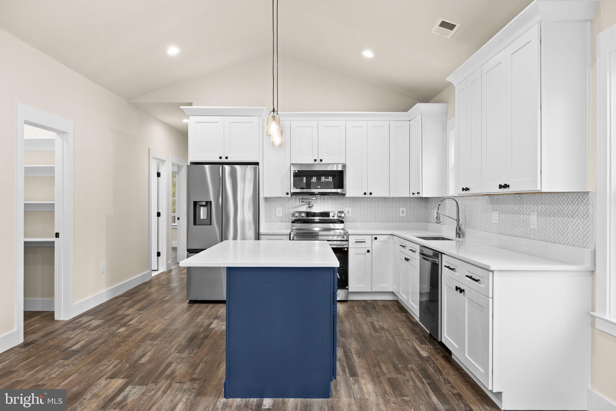 COLONIAL BEACH - Residential