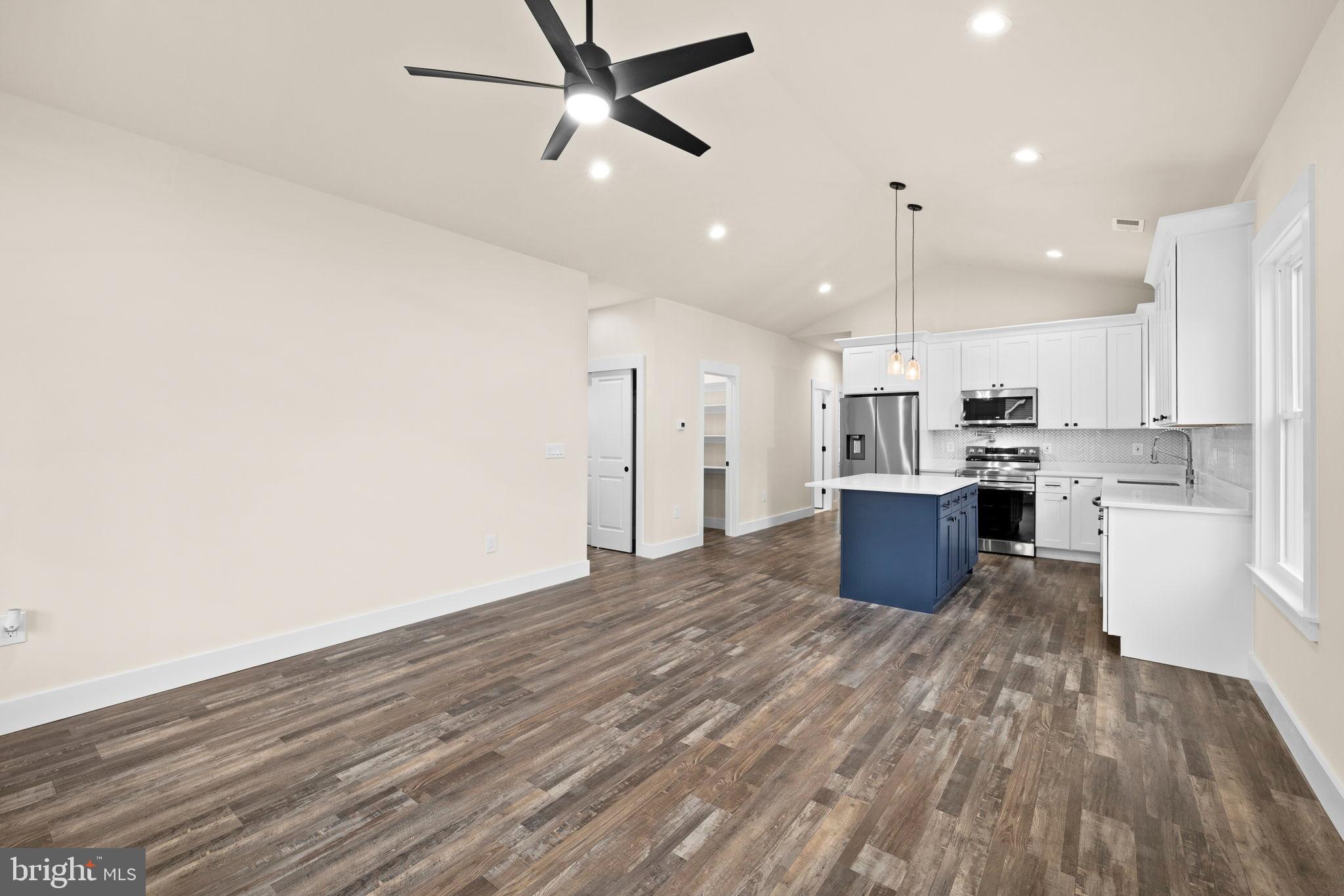 COLONIAL BEACH - Residential