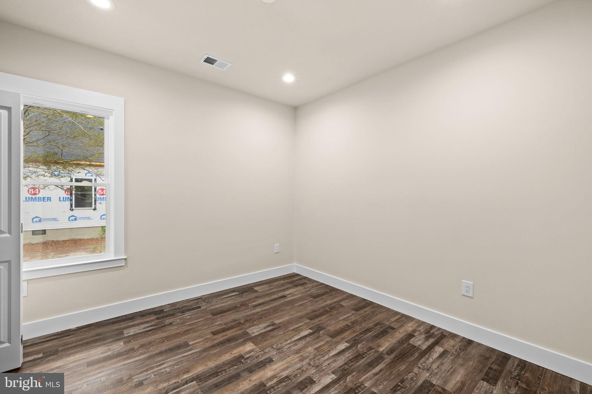 COLONIAL BEACH - Residential