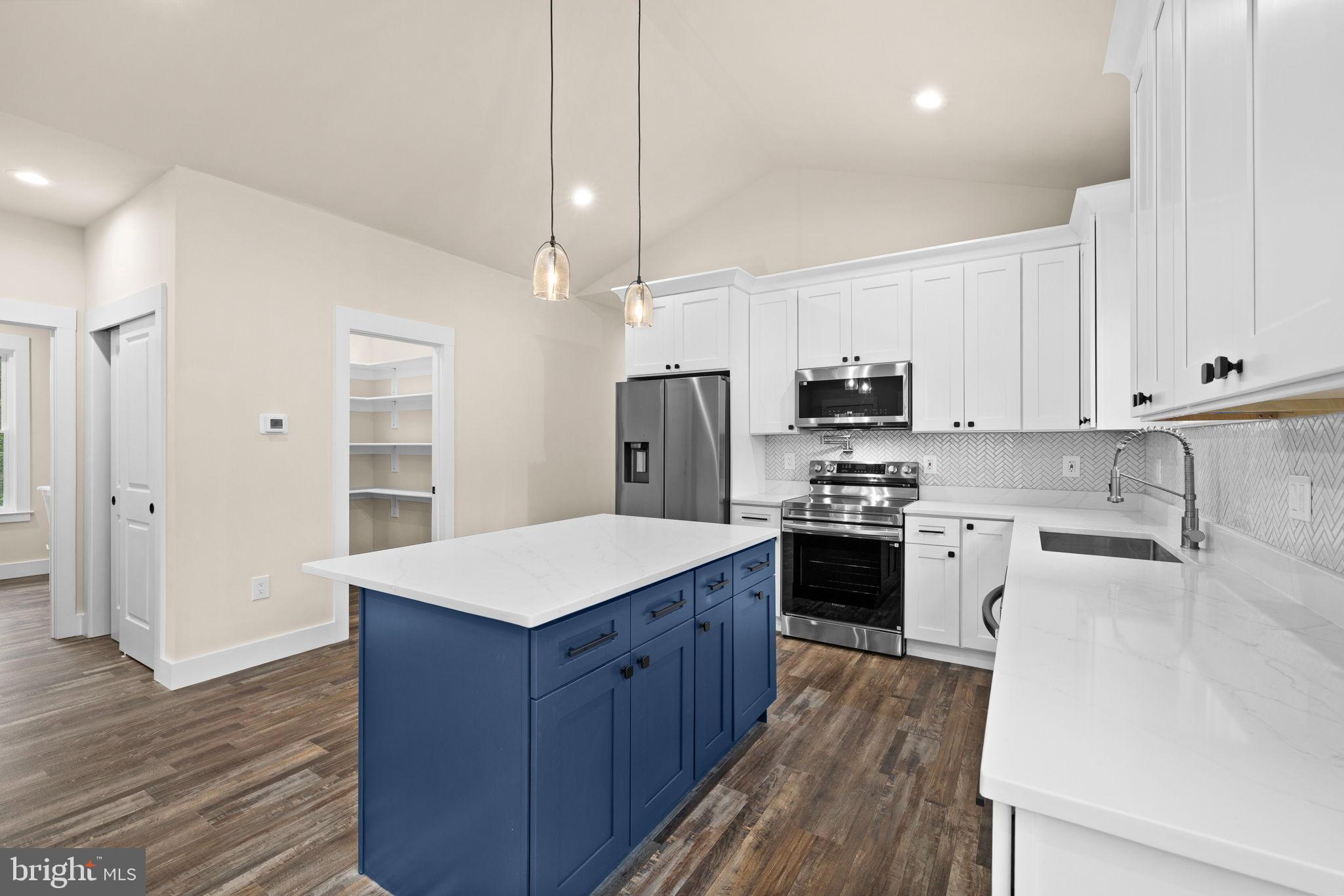 COLONIAL BEACH - Residential