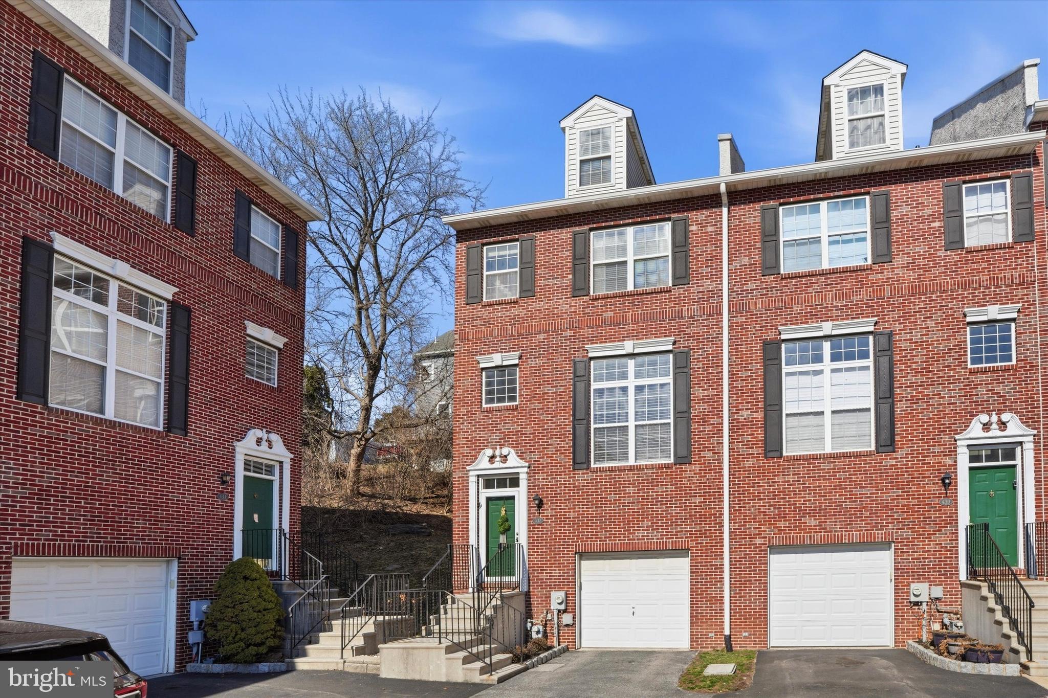 FREEDLEY SQUARE - Residential
