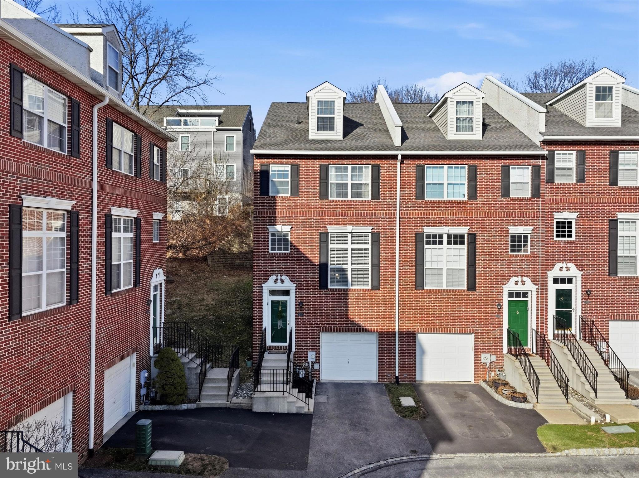 FREEDLEY SQUARE - Residential