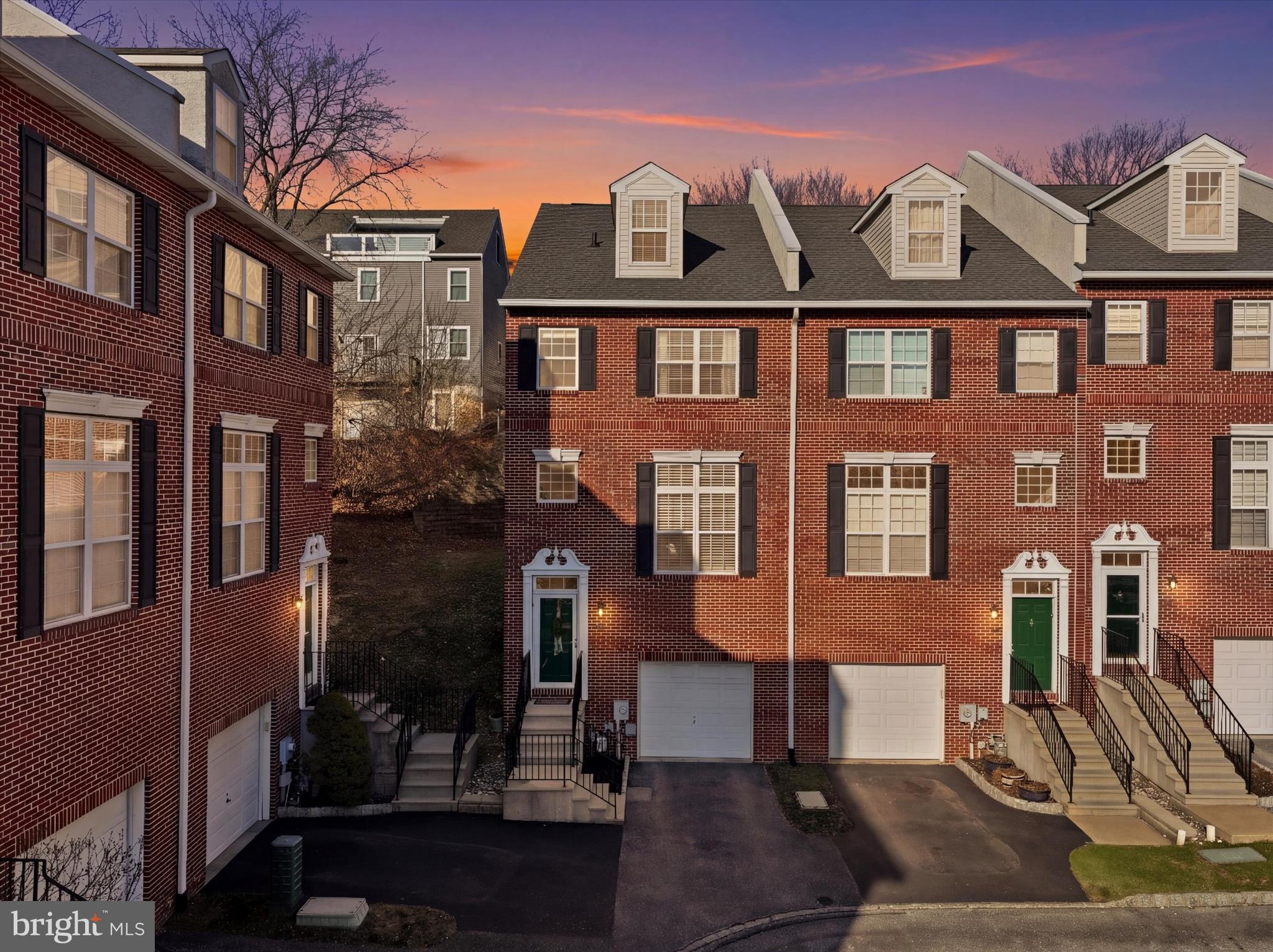 FREEDLEY SQUARE - Residential