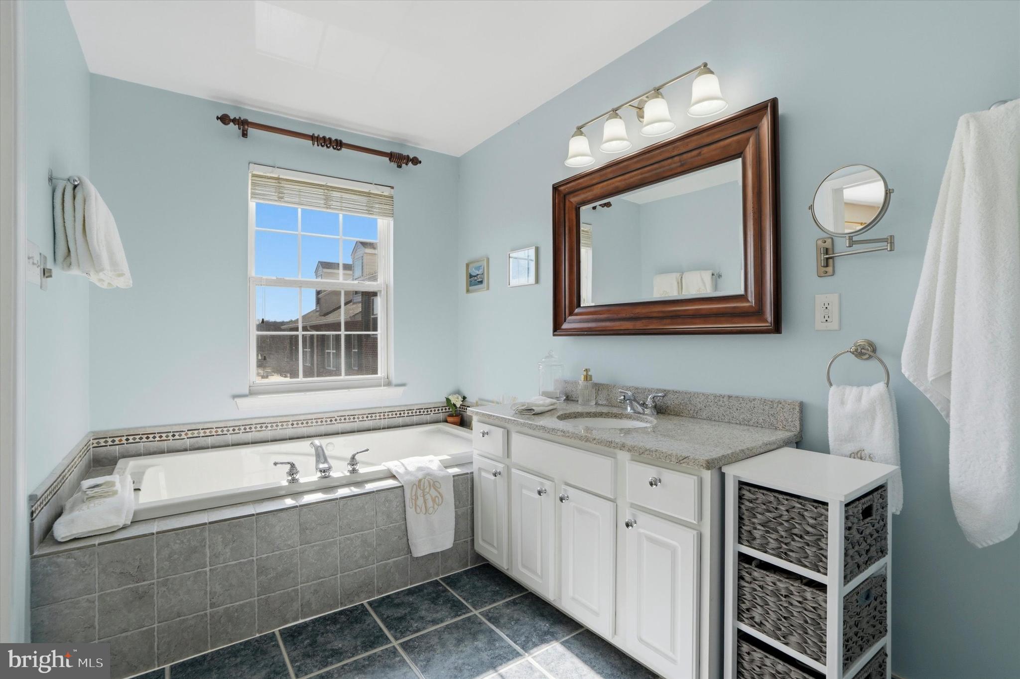 FREEDLEY SQUARE - Residential
