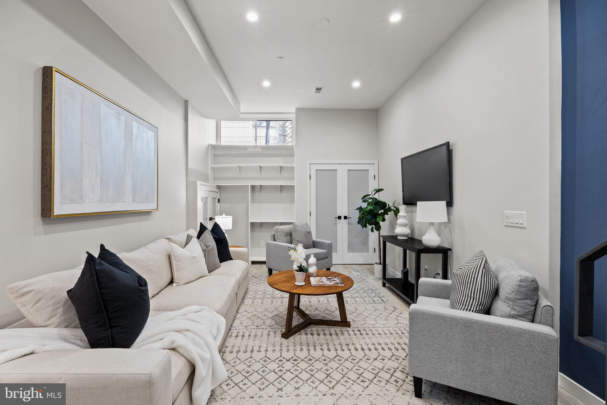 LOGAN SQUARE - Residential