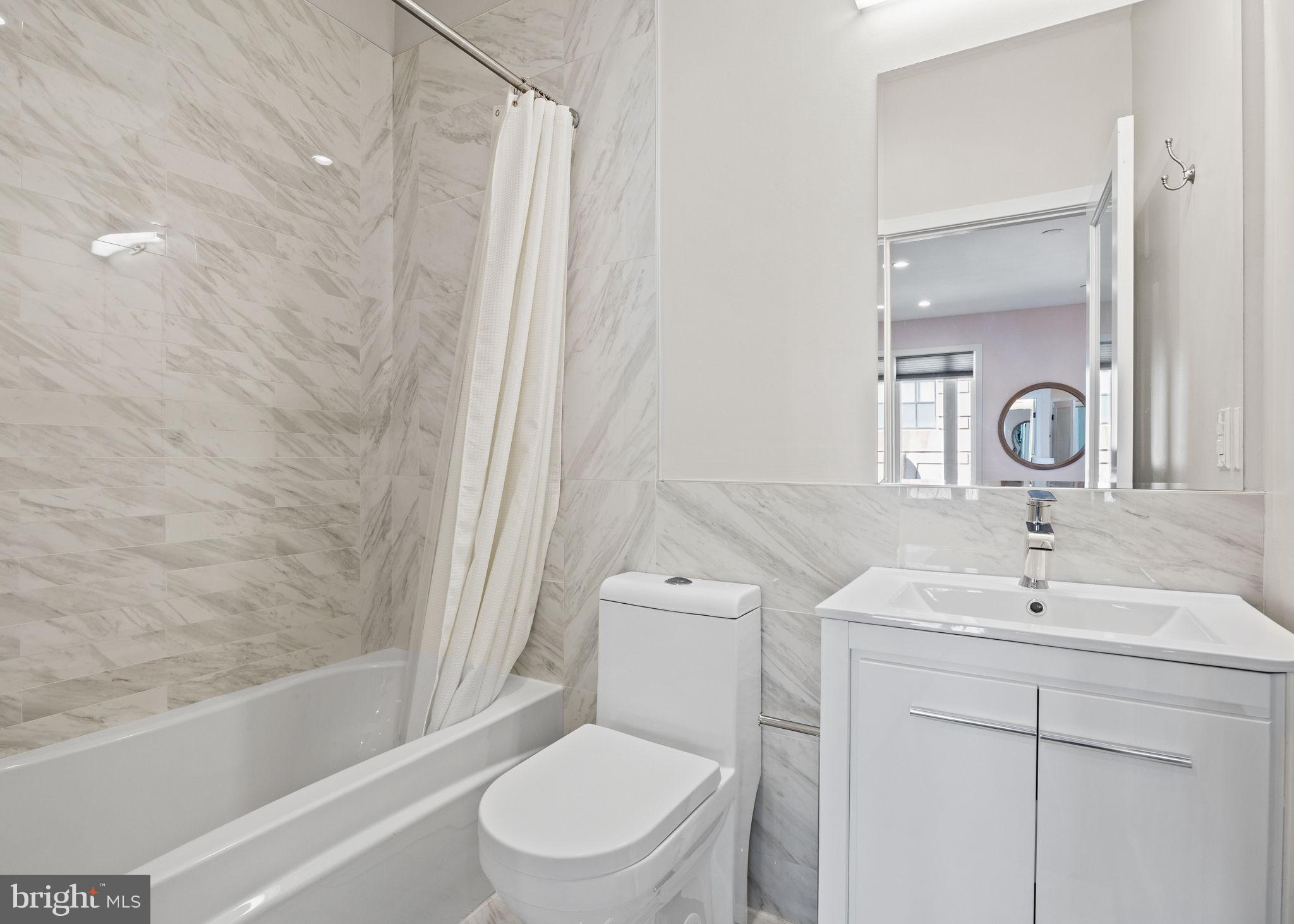 LOGAN SQUARE - Residential