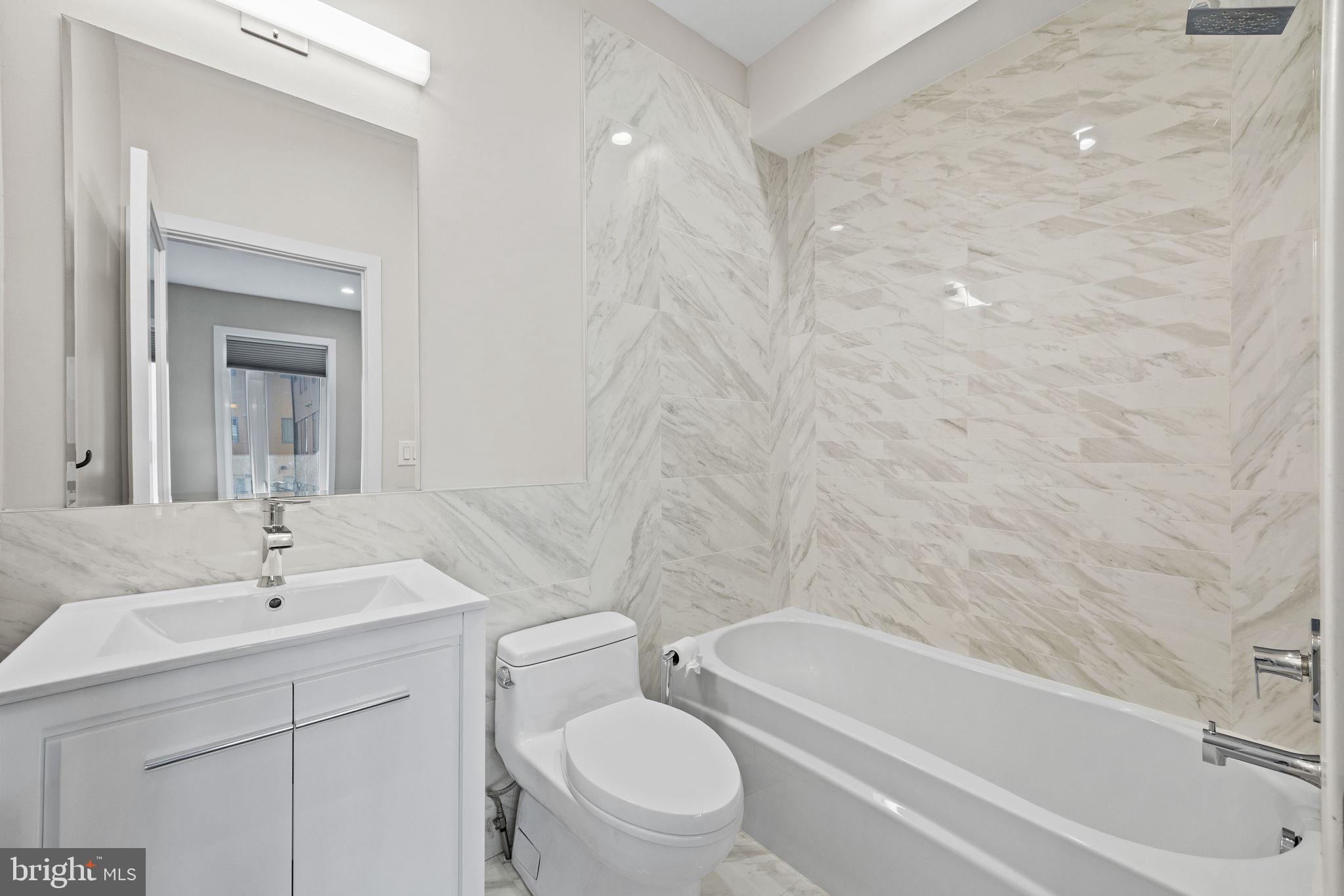 LOGAN SQUARE - Residential