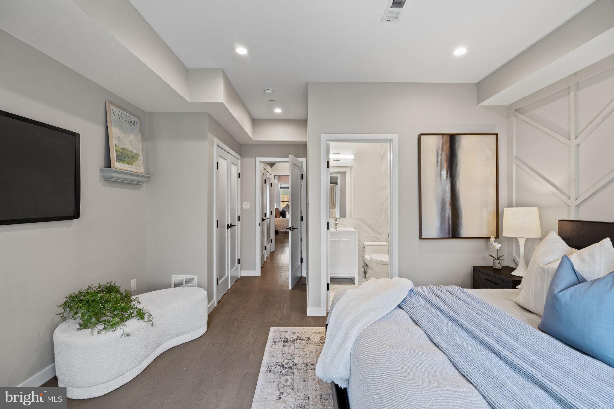 LOGAN SQUARE - Residential