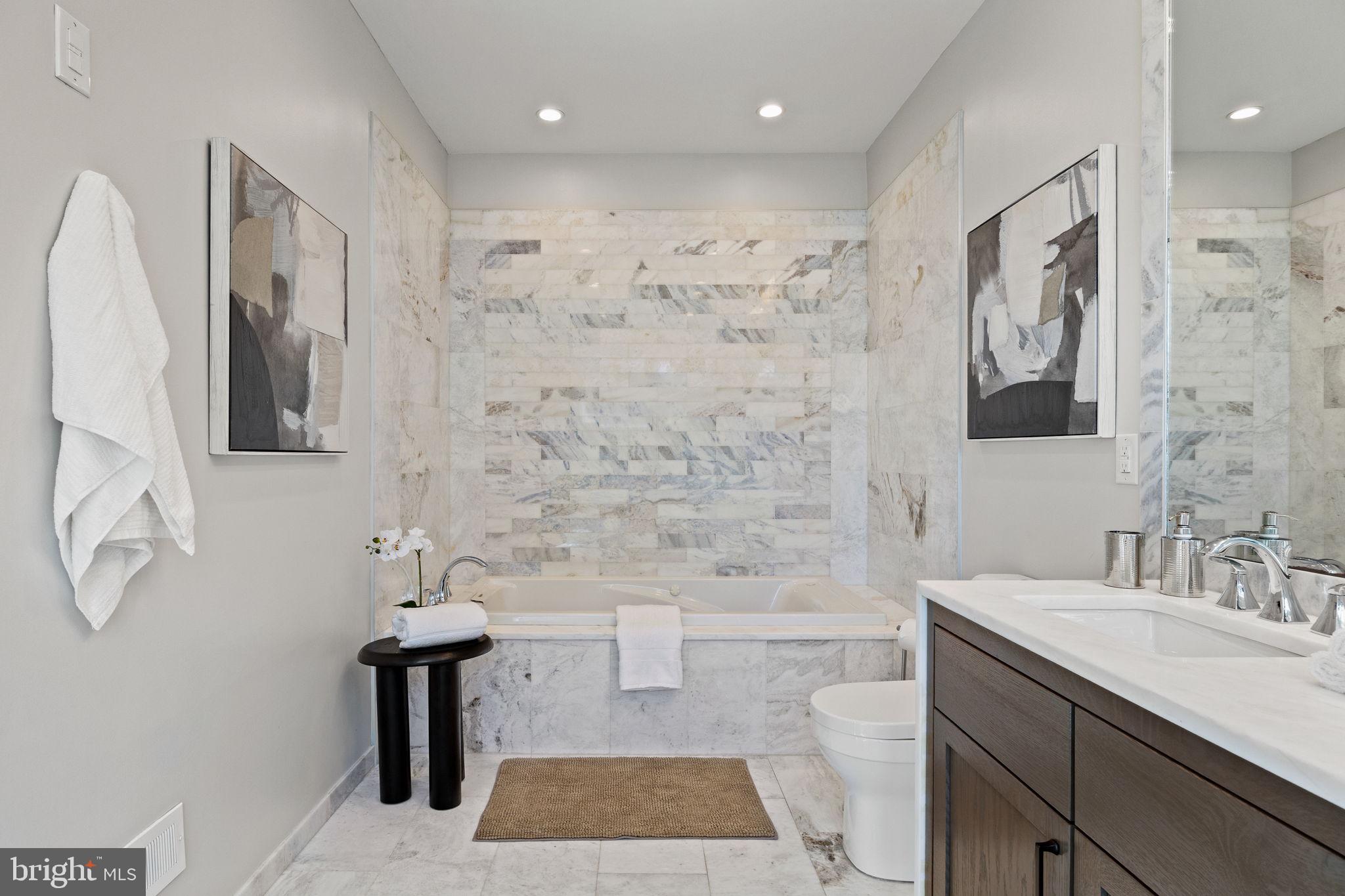 LOGAN SQUARE - Residential