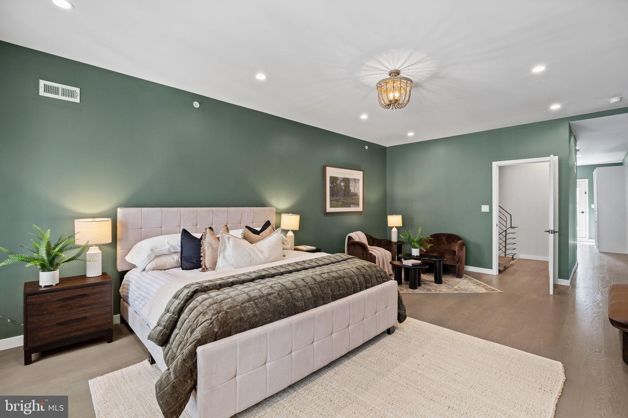 LOGAN SQUARE - Residential