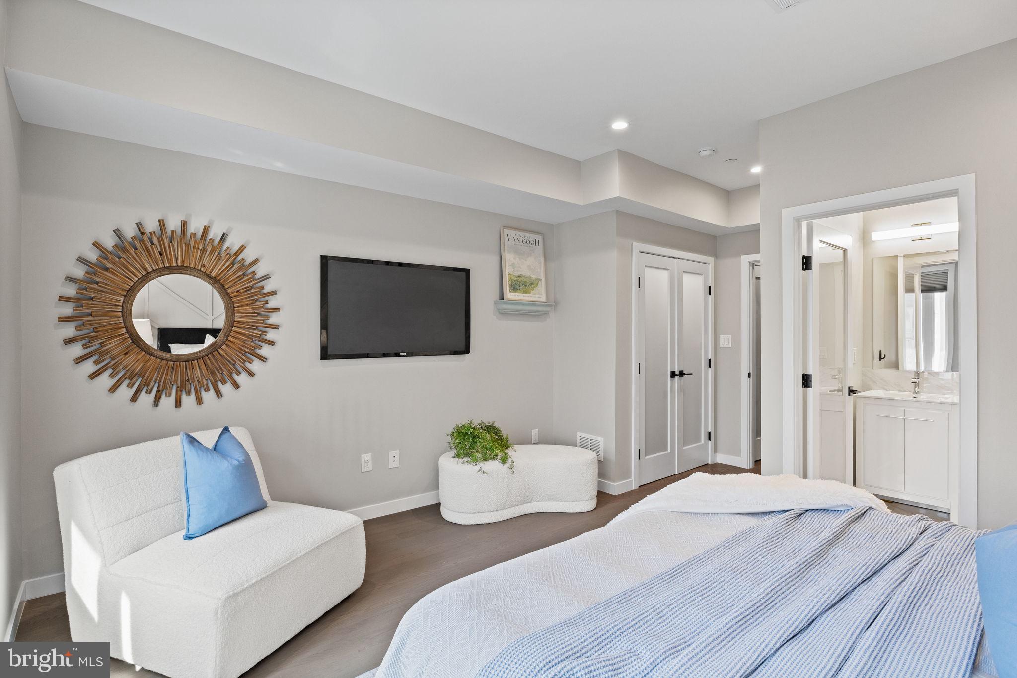 LOGAN SQUARE - Residential