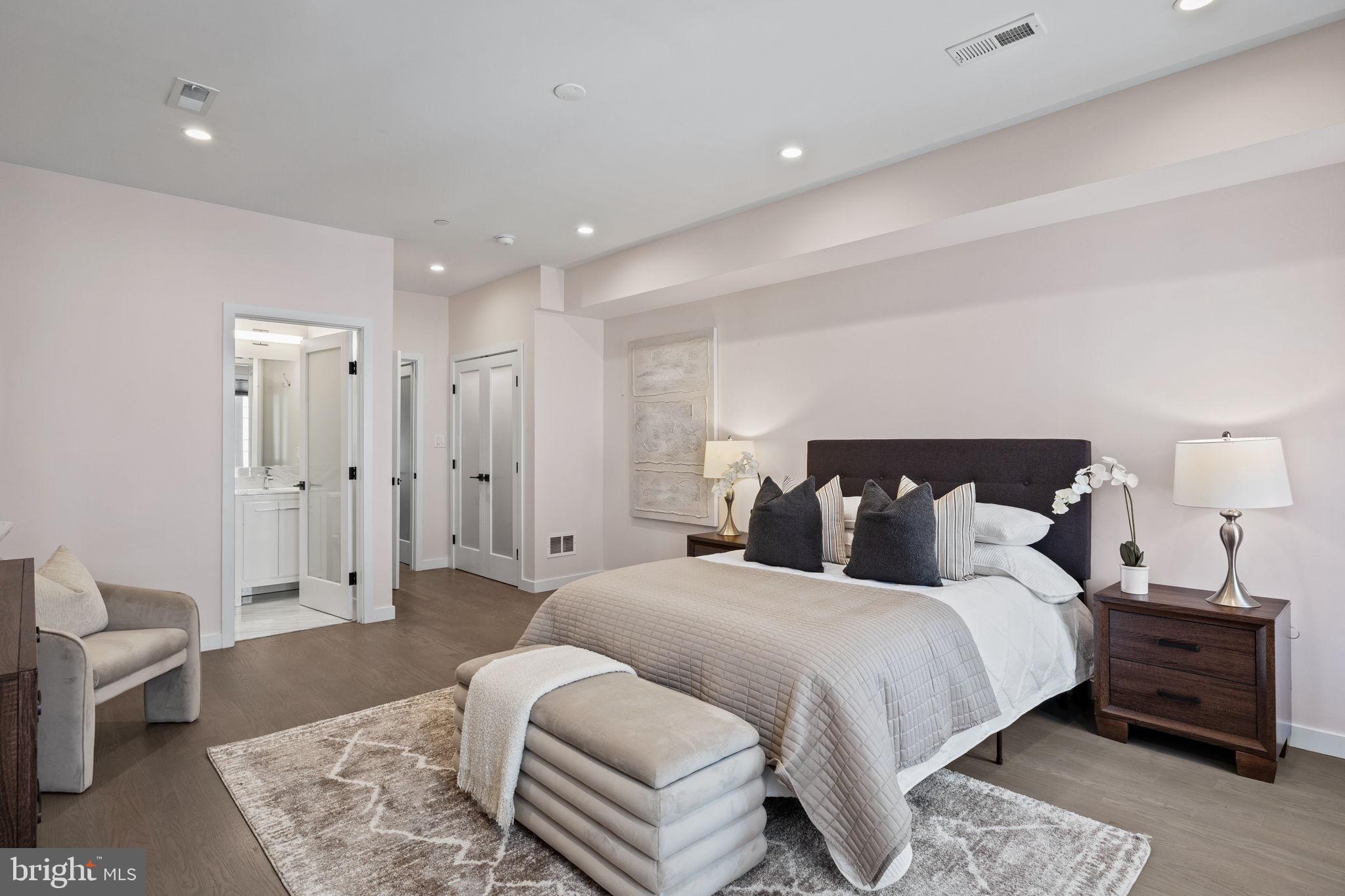 LOGAN SQUARE - Residential