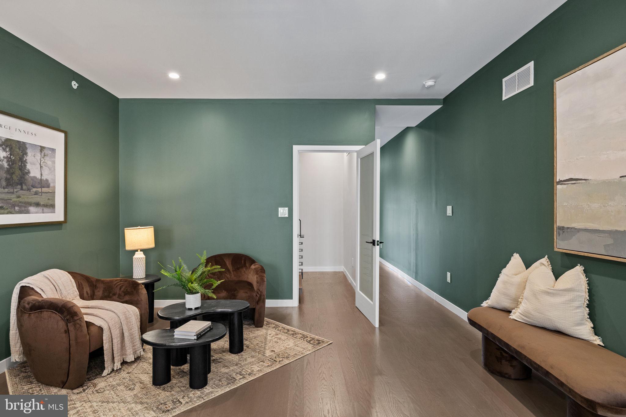 LOGAN SQUARE - Residential