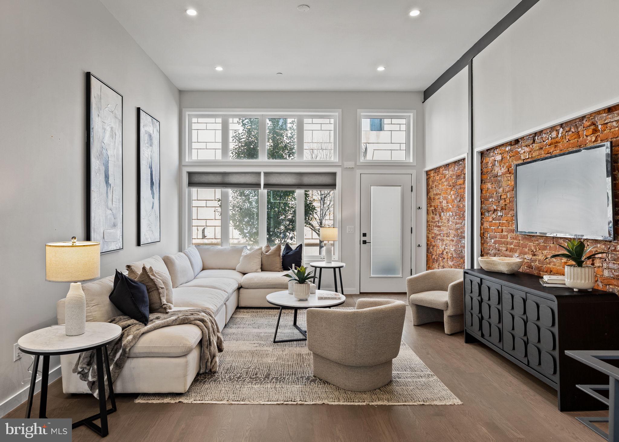 LOGAN SQUARE - Residential