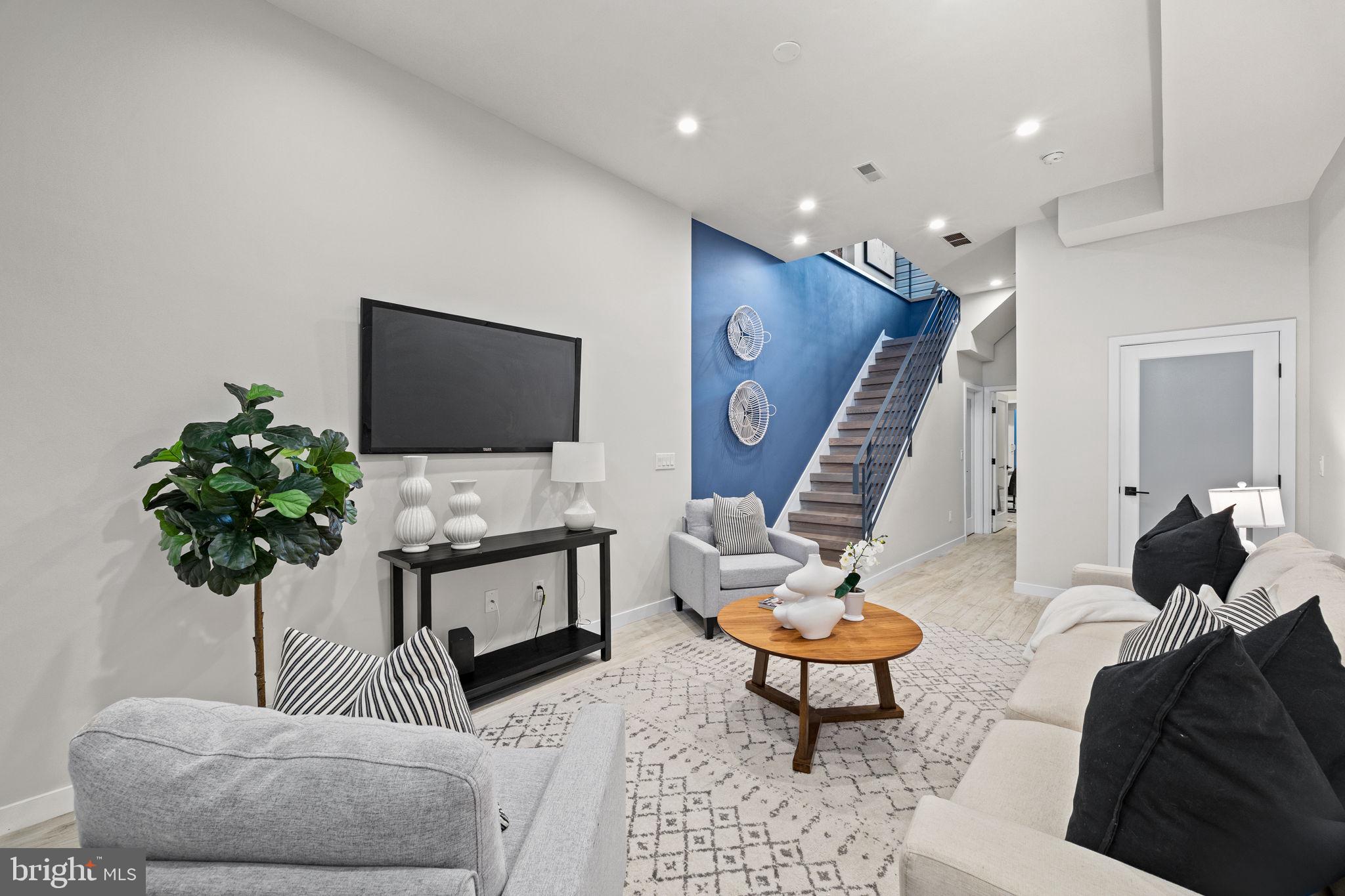 LOGAN SQUARE - Residential