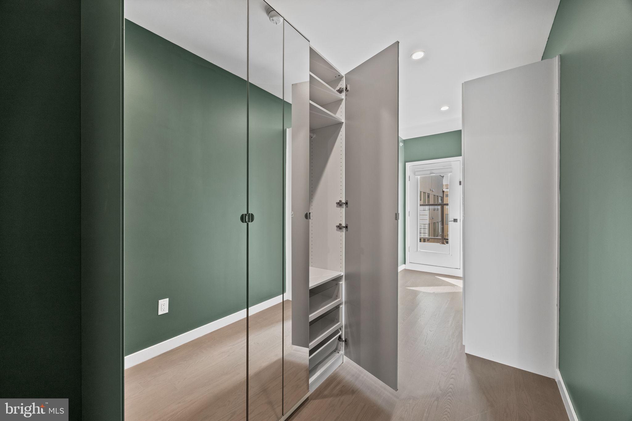 LOGAN SQUARE - Residential