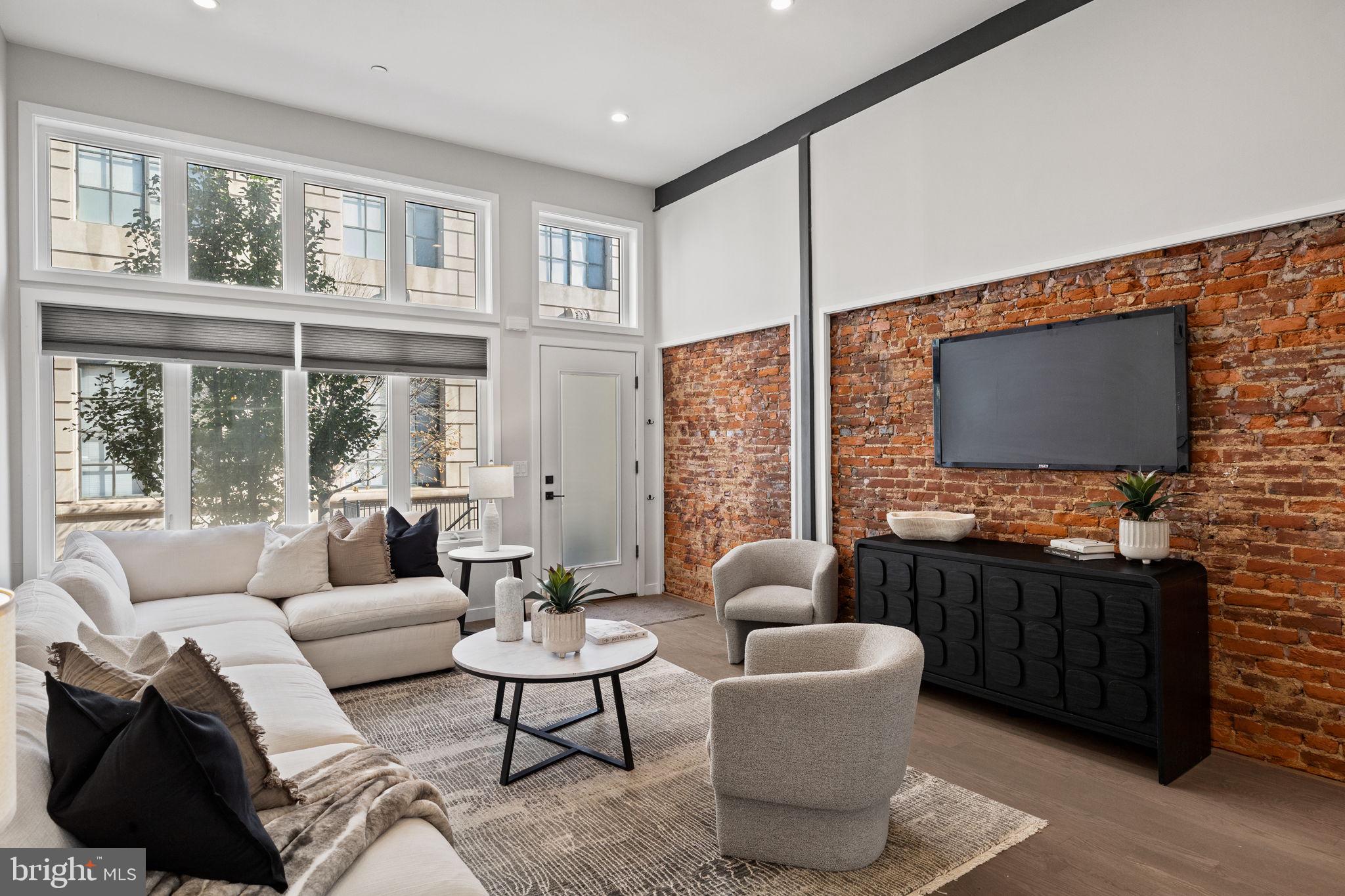 LOGAN SQUARE - Residential