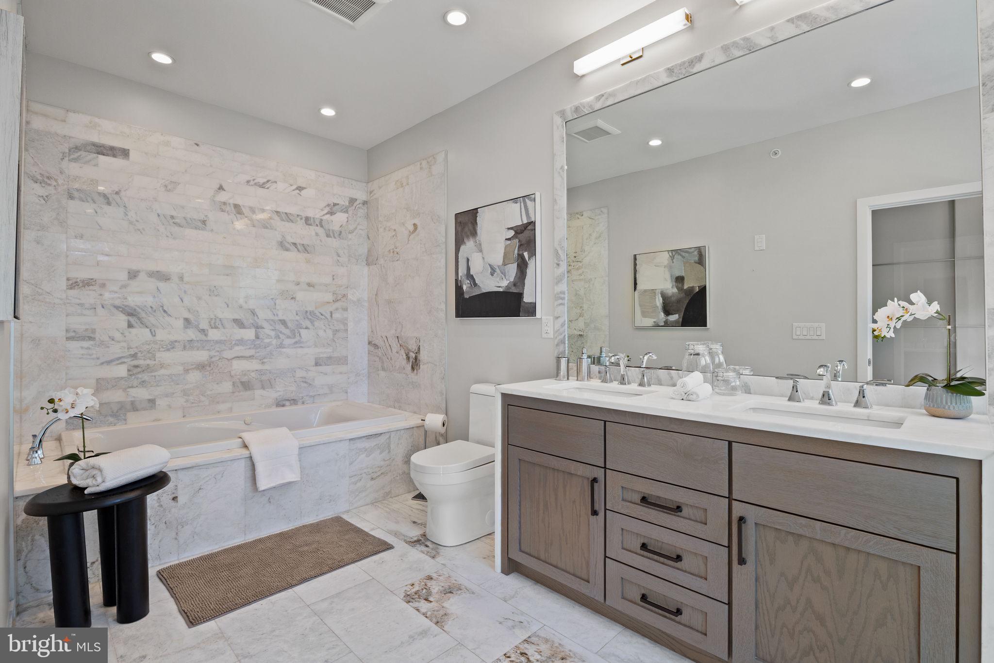 LOGAN SQUARE - Residential