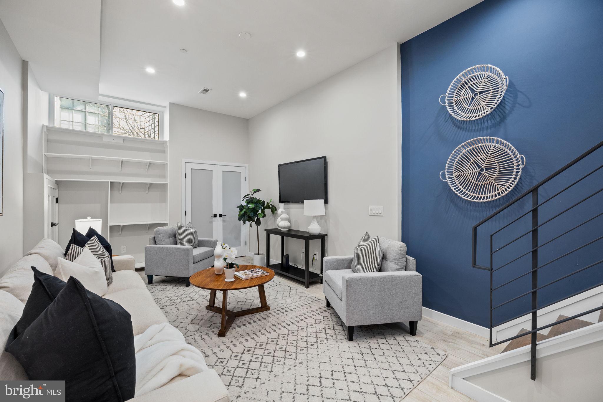 LOGAN SQUARE - Residential