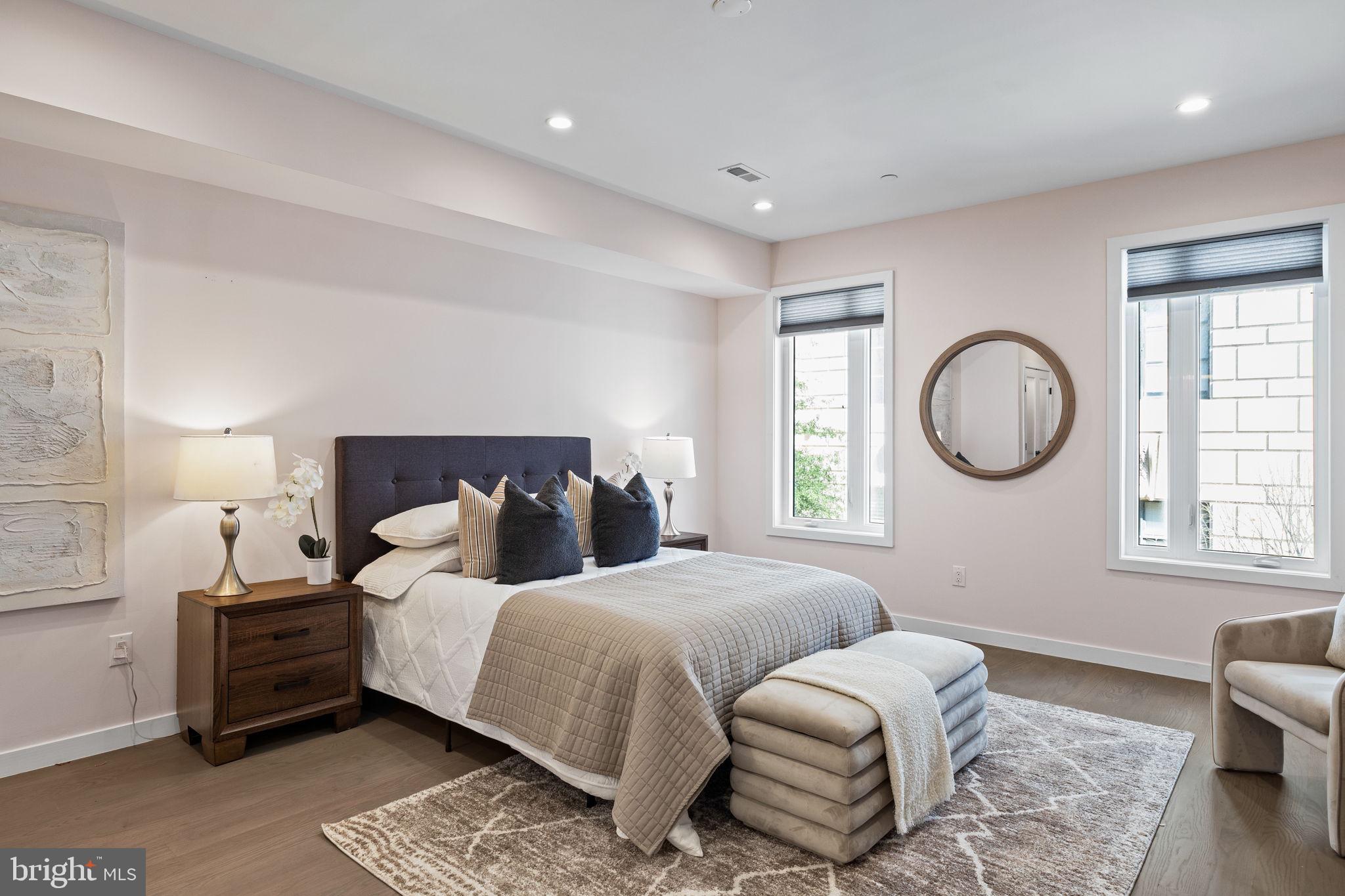 LOGAN SQUARE - Residential