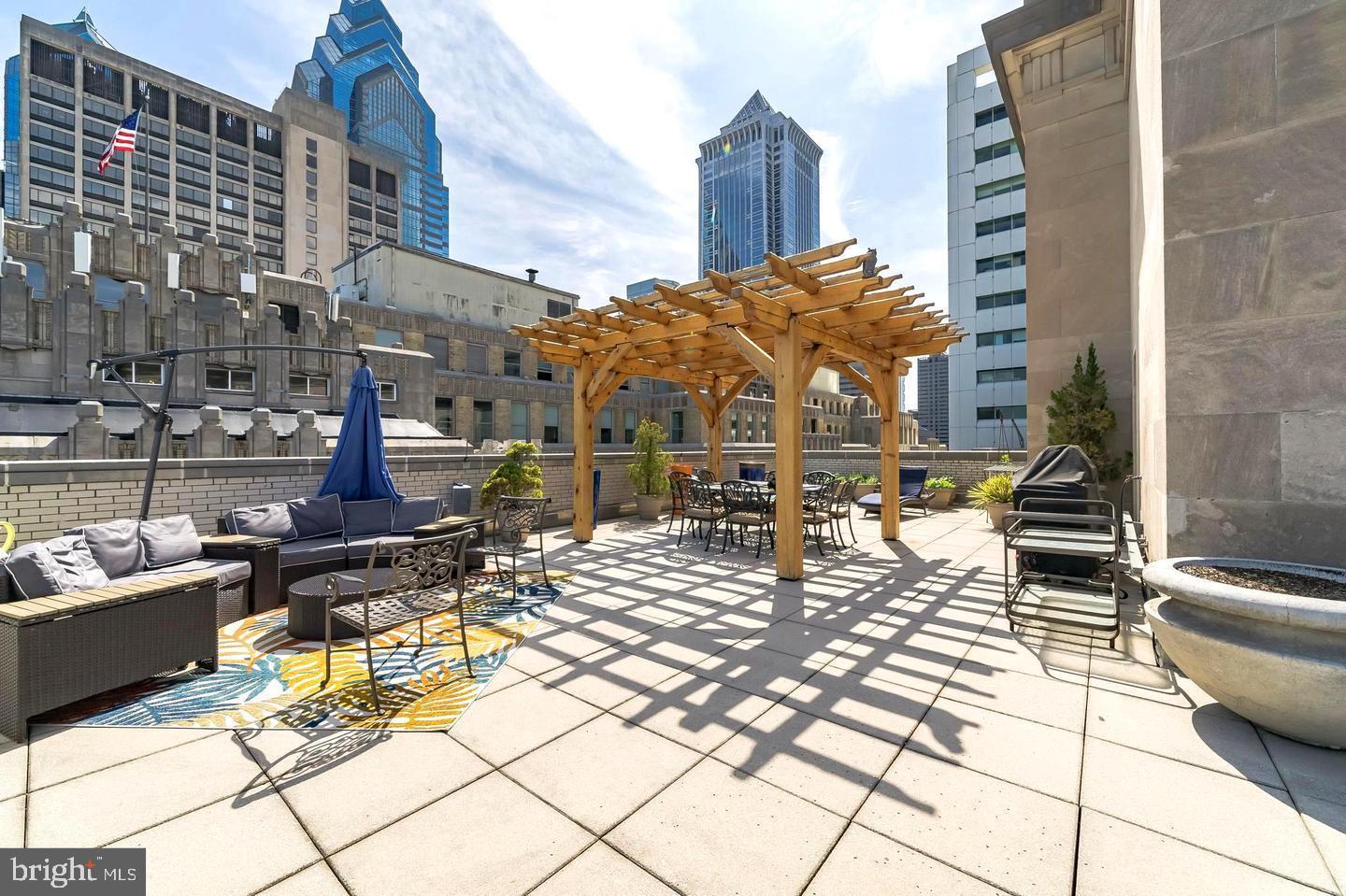 LOGAN SQUARE - Residential