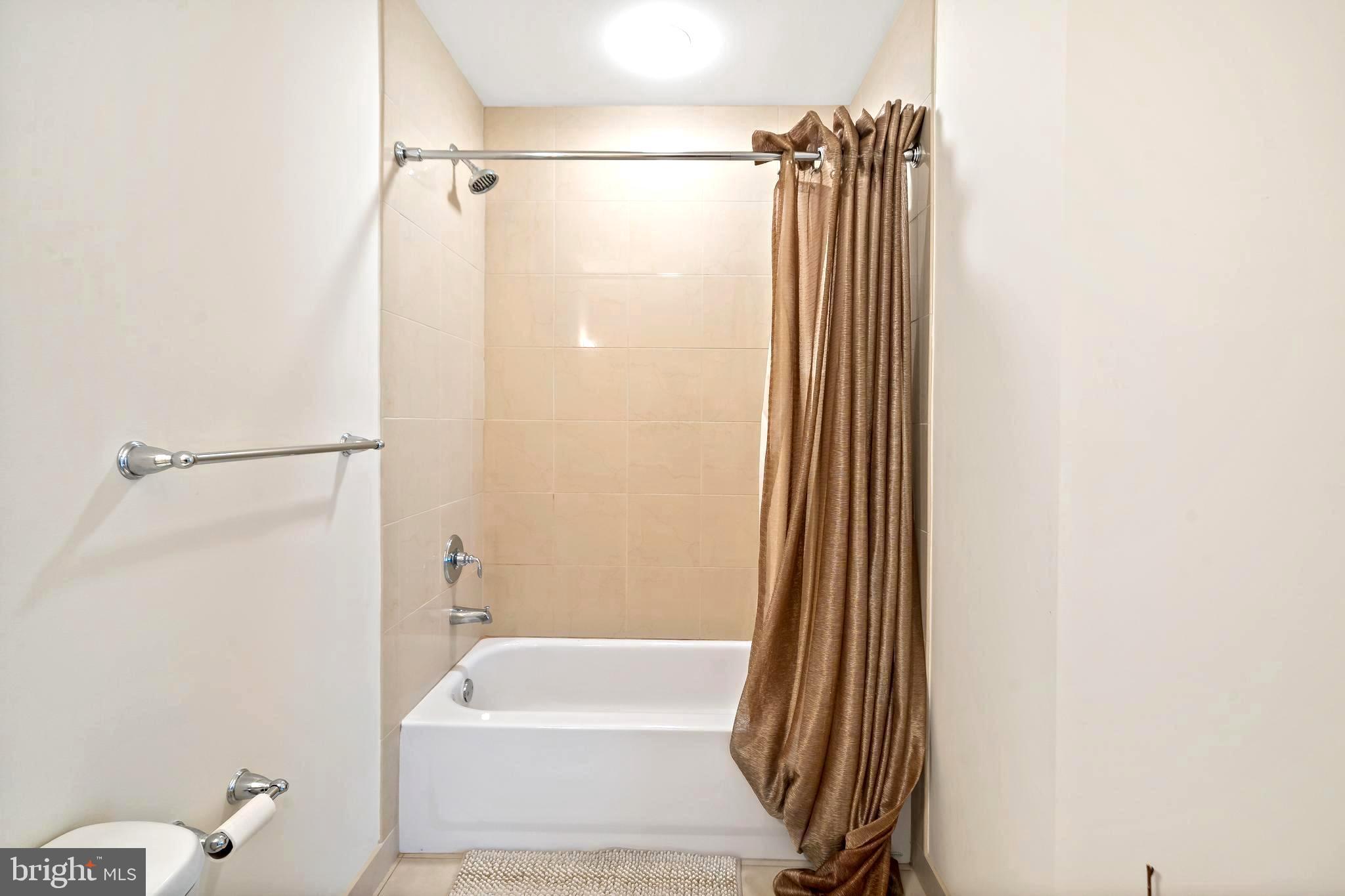 LOGAN SQUARE - Residential