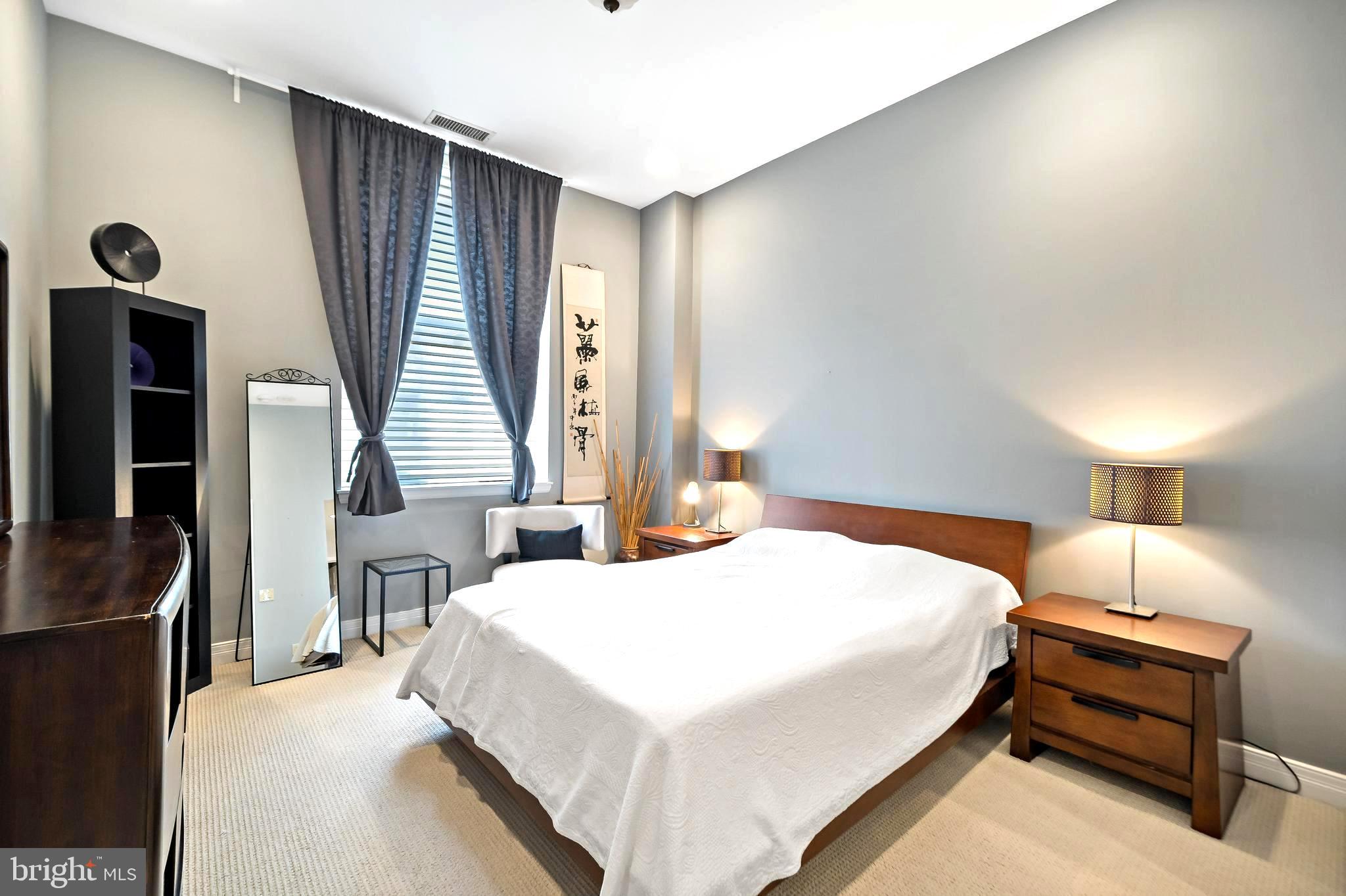 LOGAN SQUARE - Residential