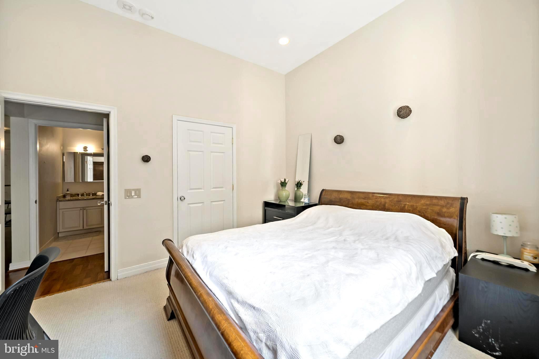 LOGAN SQUARE - Residential