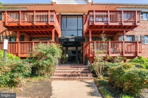 208 Skyhill Road Unit 10, Alexandria, VA MLS: VAAX2043930