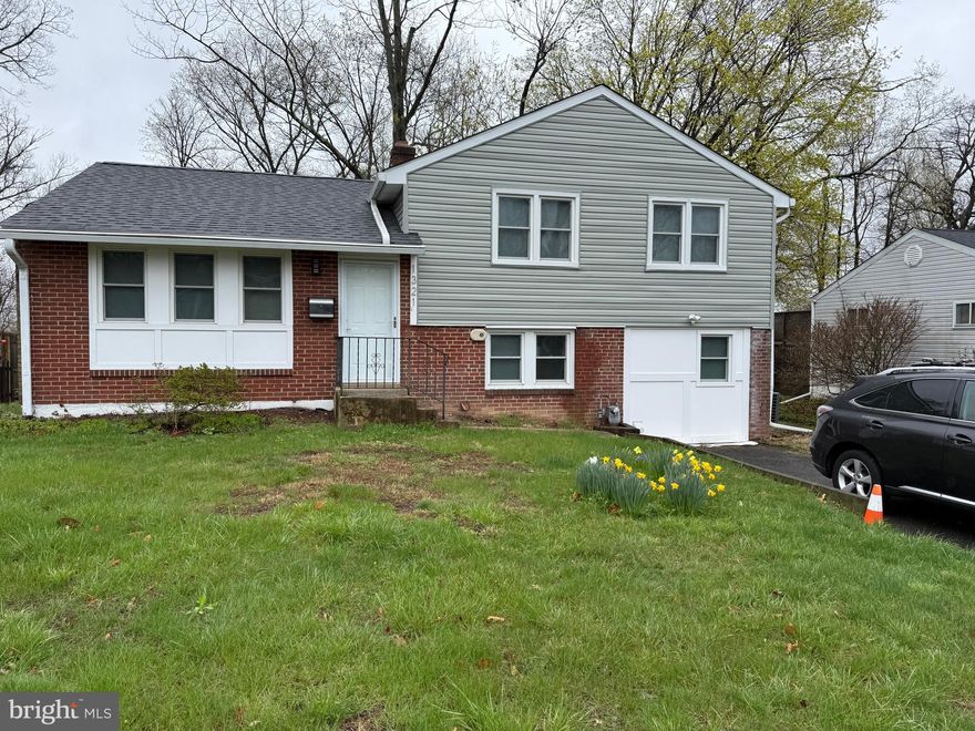 Great Single Split Level for Rent in Much Sought After Roslyn!! Home has been totally rehabbed and is in absolute move in condition. Features include: Hardwood Flooring T/O, Large Open Living Room with plenty of windows and ceiling fan, Dining Area and New Kitchen with Breakfast Bar, D/W Gas Stove and Granite Counter Tops. Large Double Door Refrigerator is included in the rental. The 2nd Floor includes 3 good size bedrooms all with Ceiling Fans and plenty of windows allowing lots of light and a newly renovated hall bath. Going down to the Lower Level you will find a expanded recreation room with a separate laundry room with a washer and dryer, powder room and heater room for storage. There are double doors leading to a large backyard  with a storage shed the tenant will have access to. Be the first to see this beautiful home!!