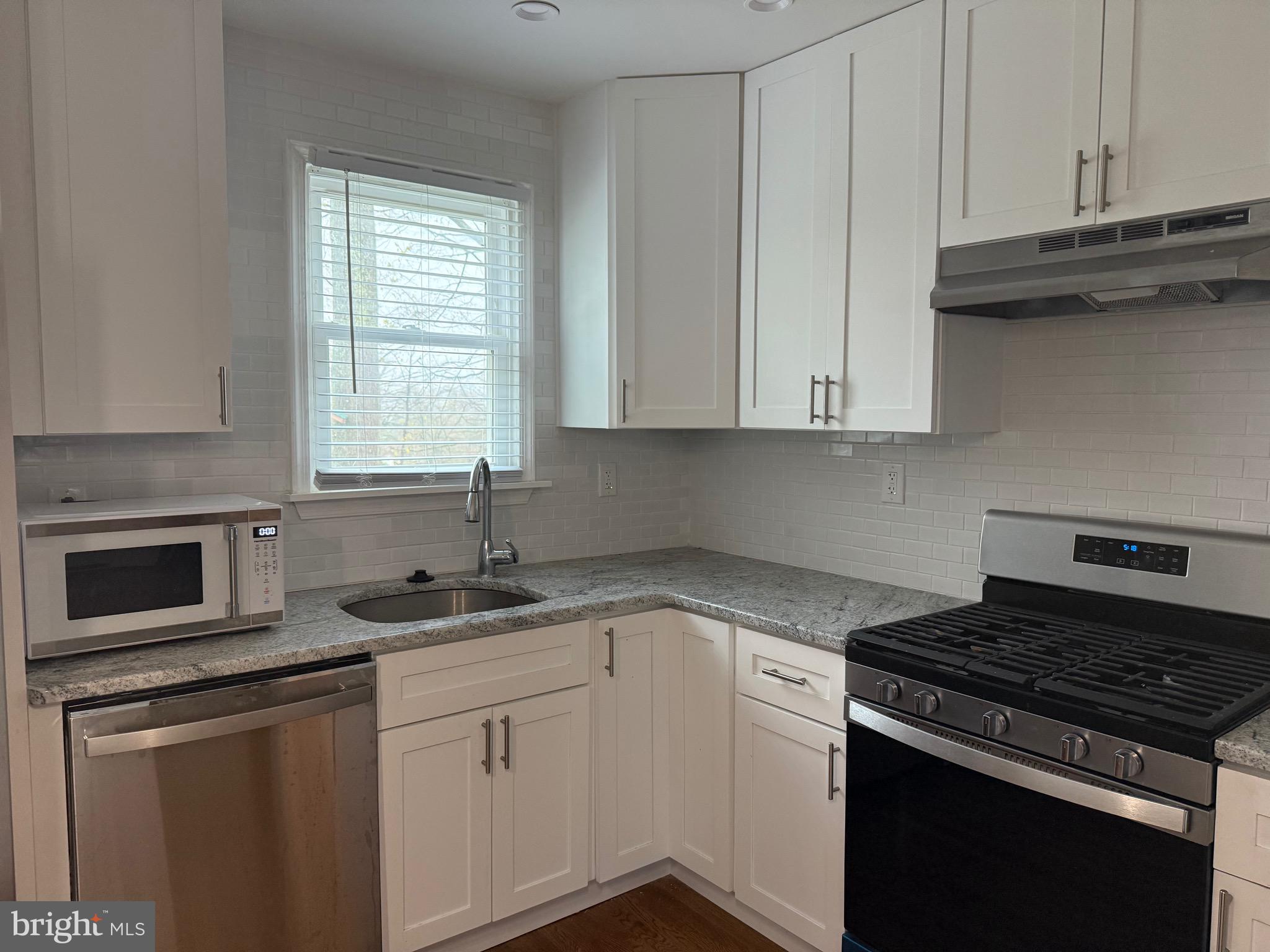 ROSLYN - Residential Lease