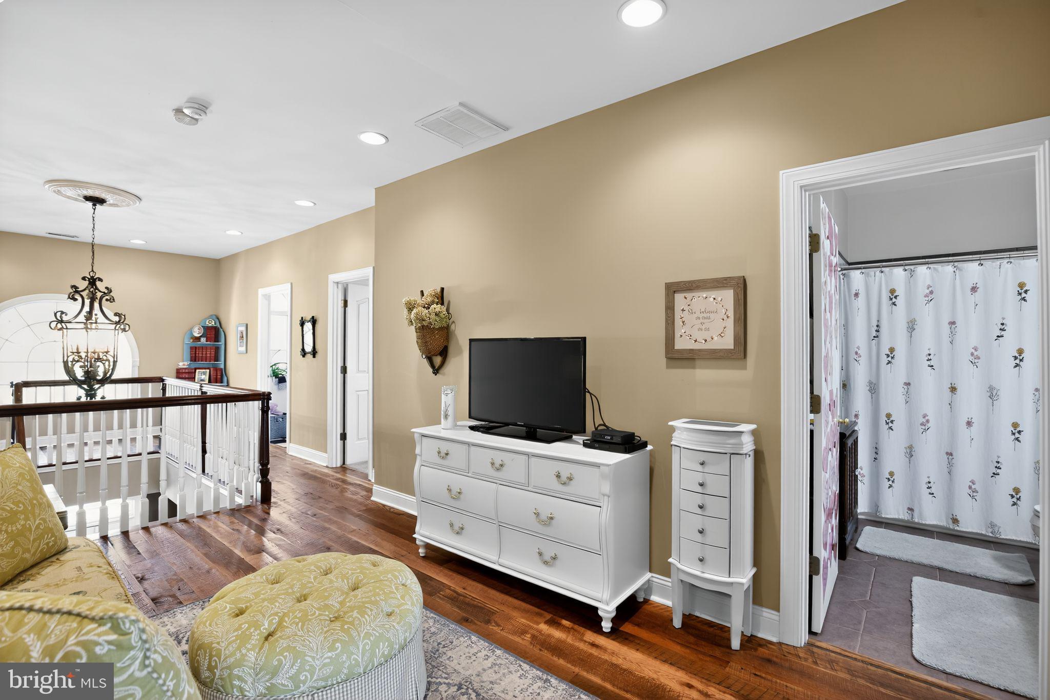 BOWLEYS QUARTERS - Residential