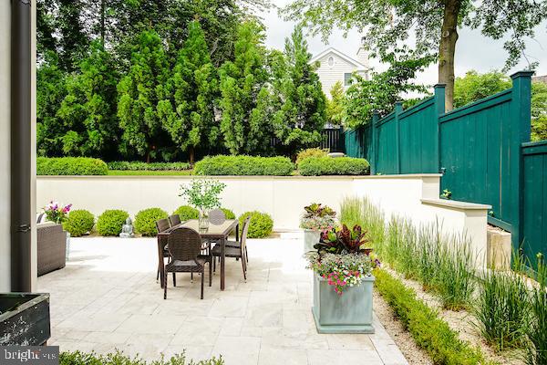 WHITEHALL MANOR - Residential