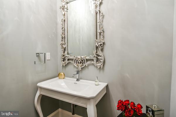 WHITEHALL MANOR - Residential