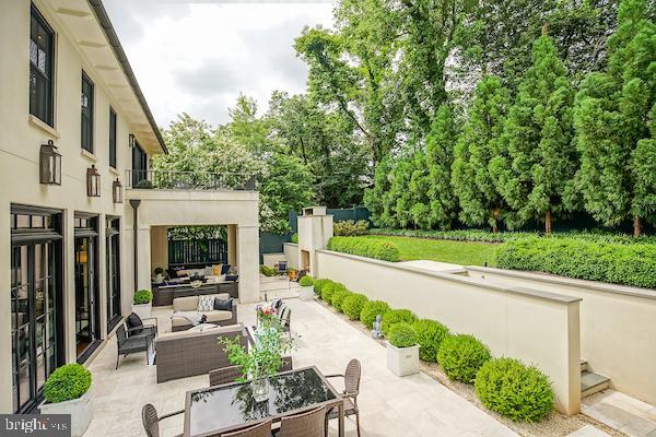 WHITEHALL MANOR - Residential