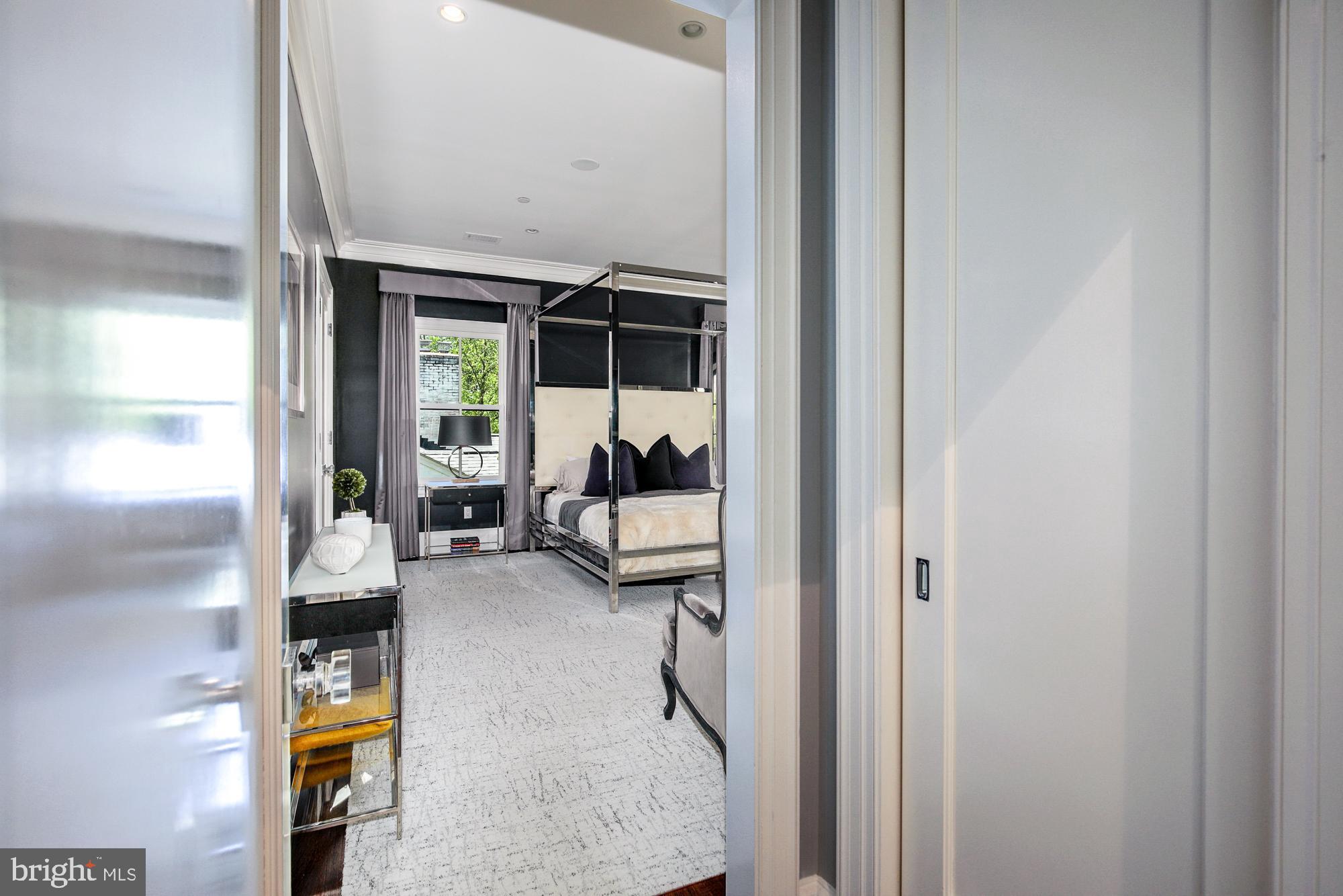 WHITEHALL MANOR - Residential