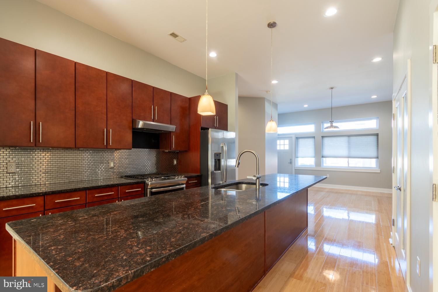 2304 E SERGEANT STREET