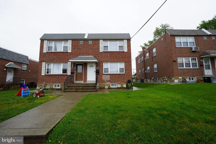 Looking for a long term investment/owner occupied without maintenance headaches, here is a completely redone 3 units building. Must see to appreciate, make your appointment today.