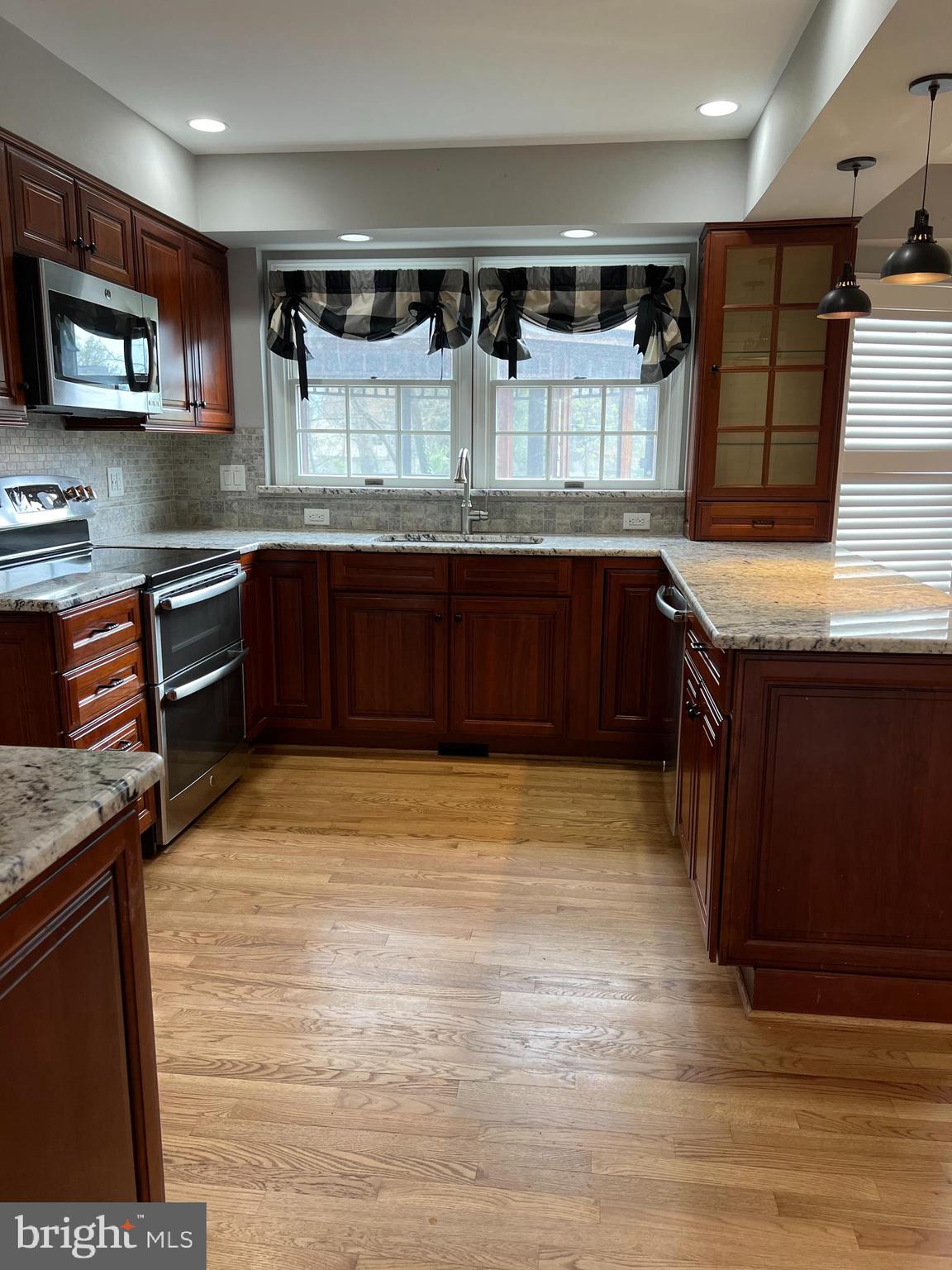 CASCADES - Residential Lease