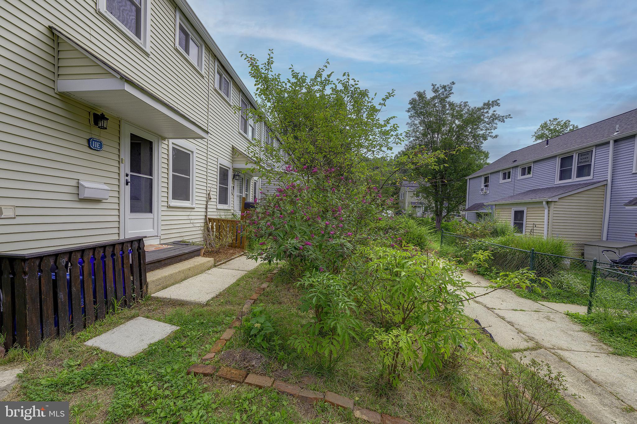 11 HILLSIDE ROAD E