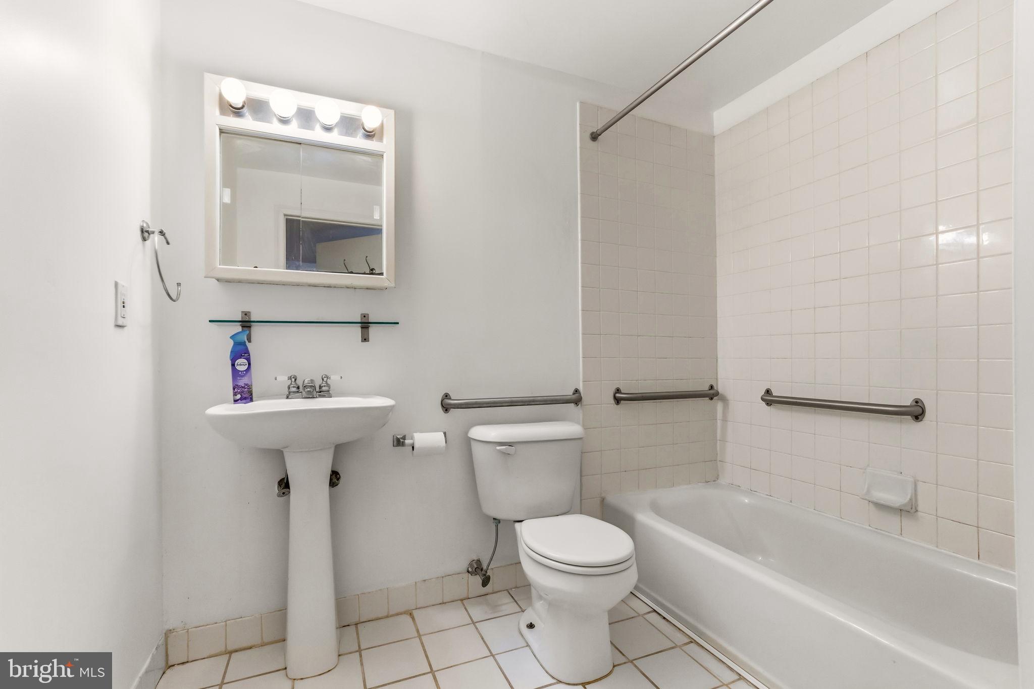 AVENUE OF THE ARTS - Residential