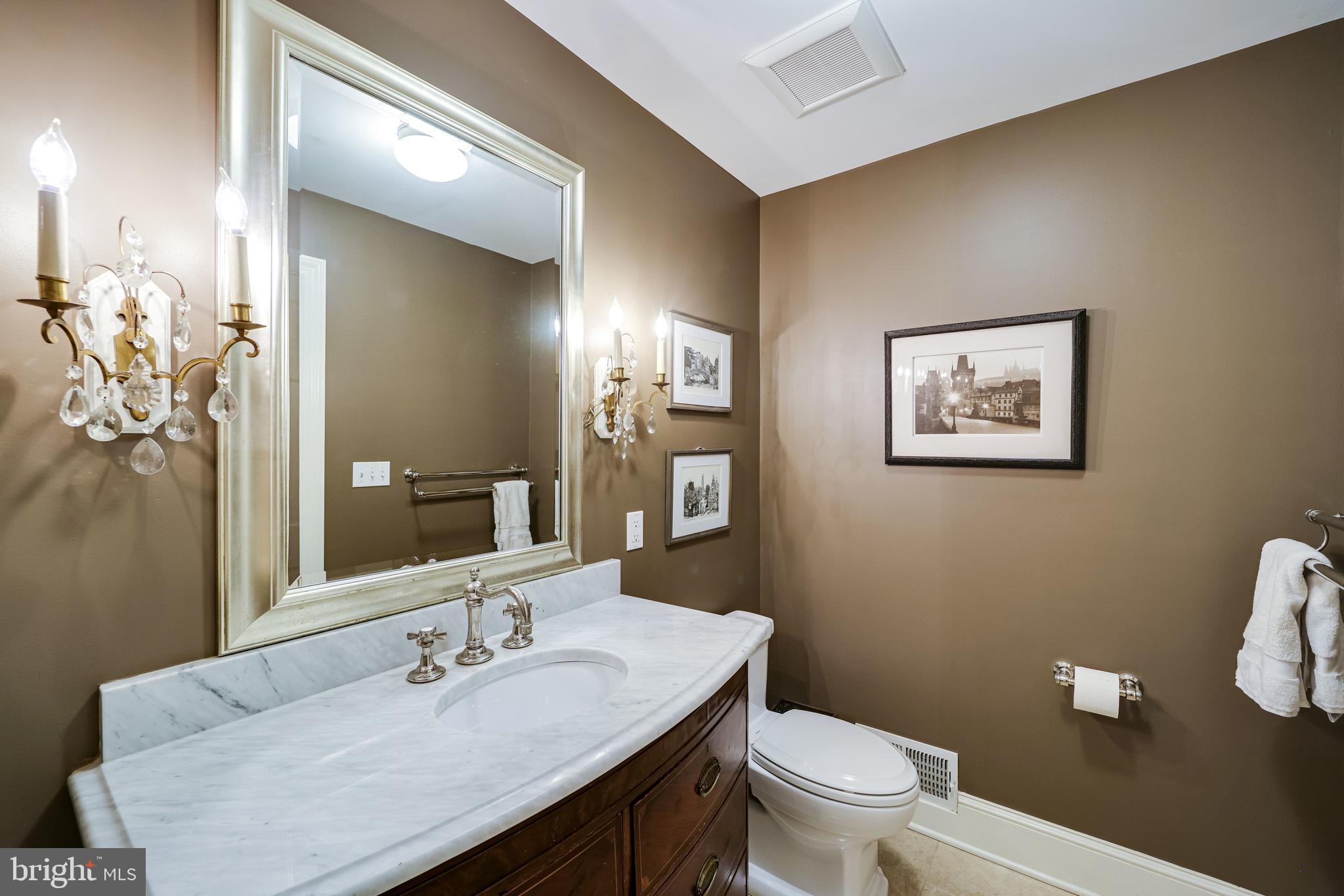 COUNTRY CLUB MANOR - Residential