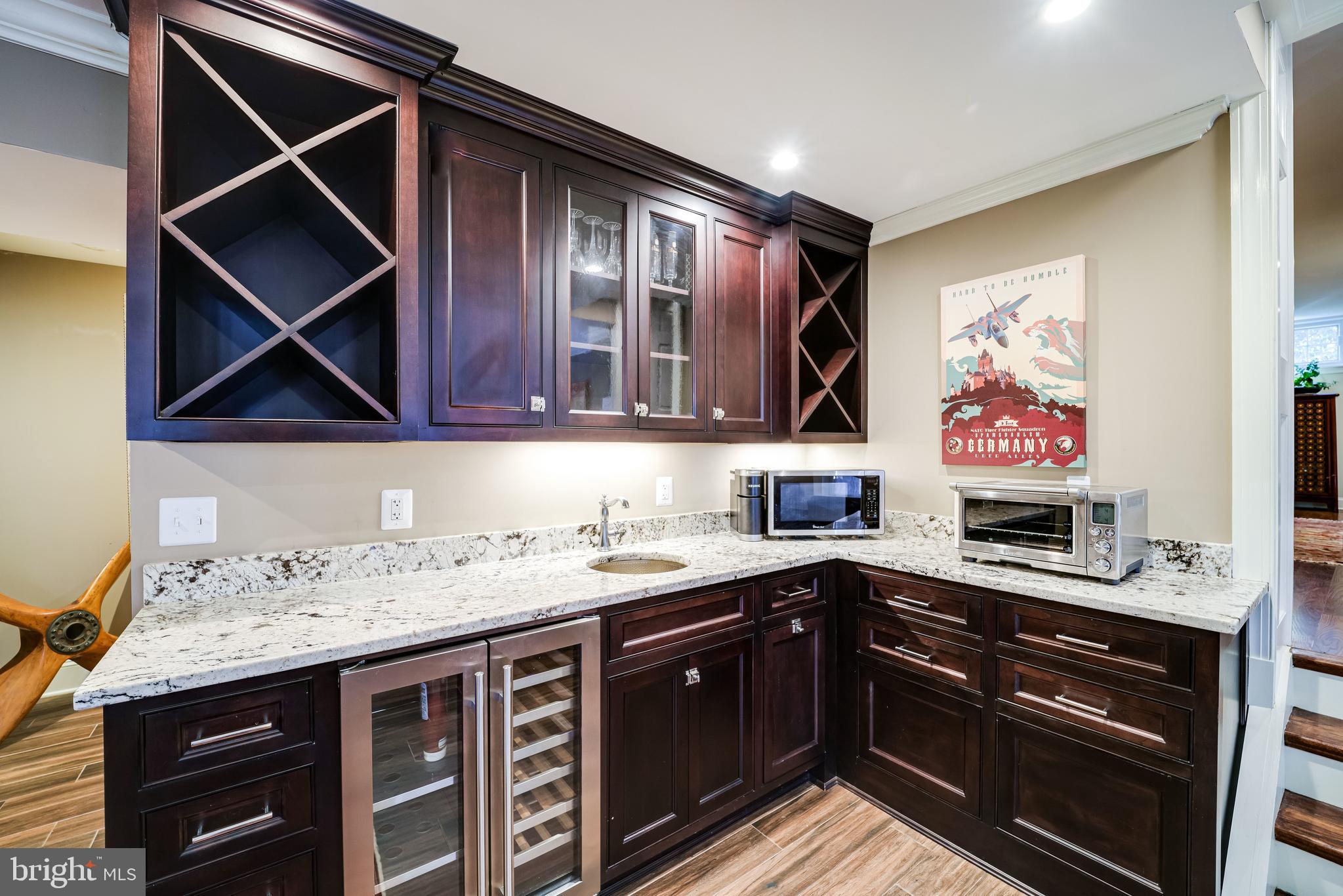 COUNTRY CLUB MANOR - Residential